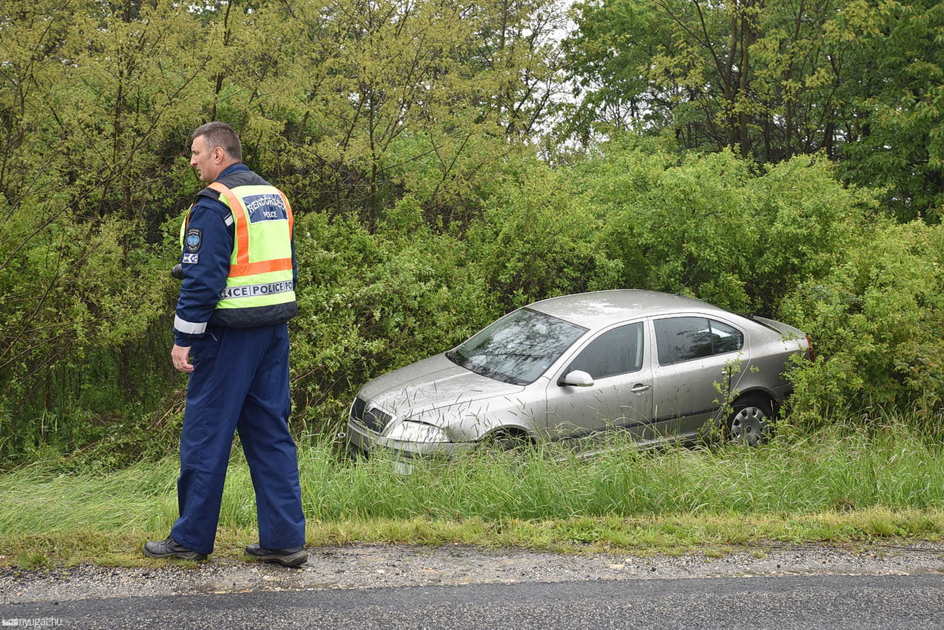 Megcsúszott és árokba csapódott egy Skoda a 87-esen