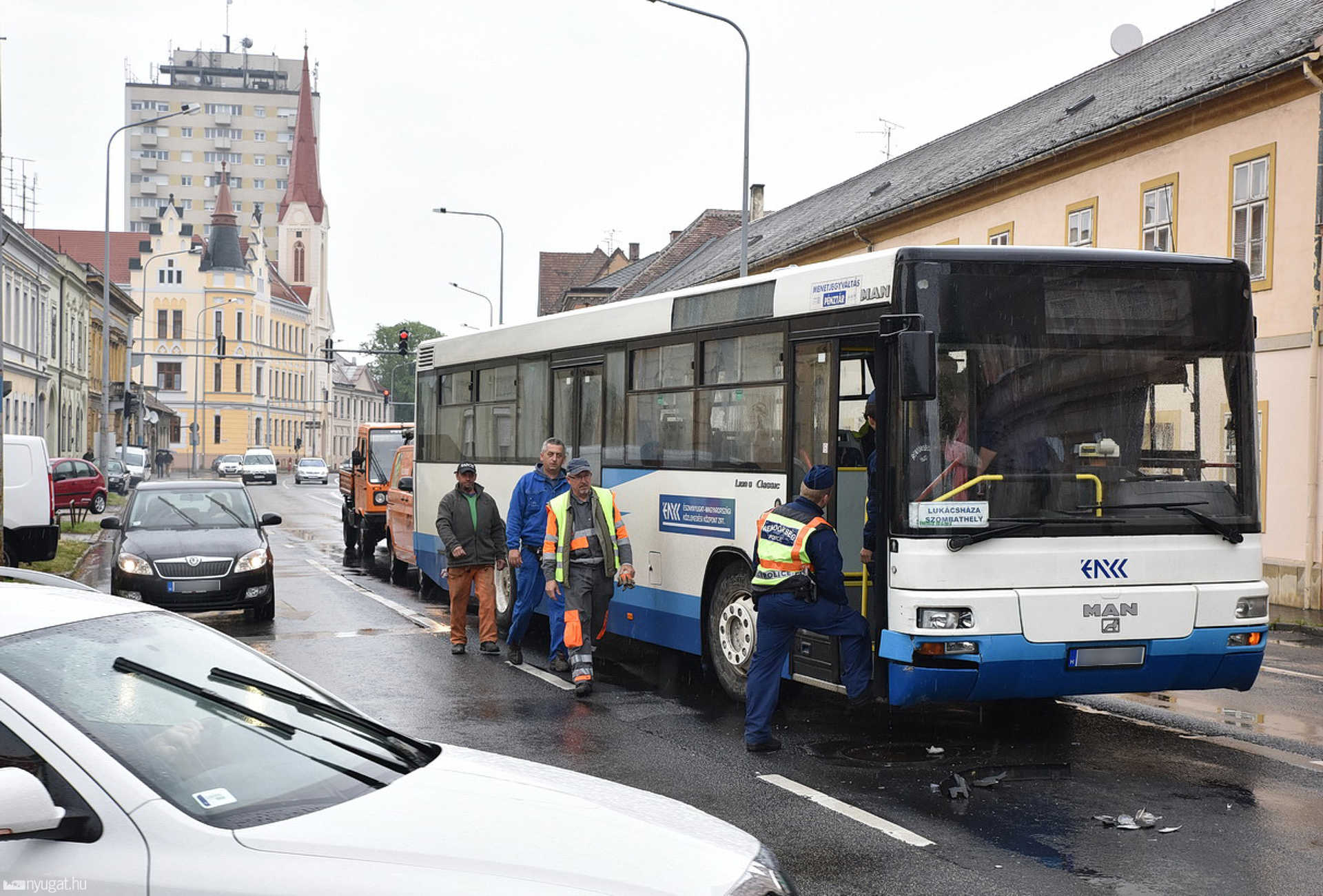 Piroson hajtott át, ütközött a busz Szombathelyen