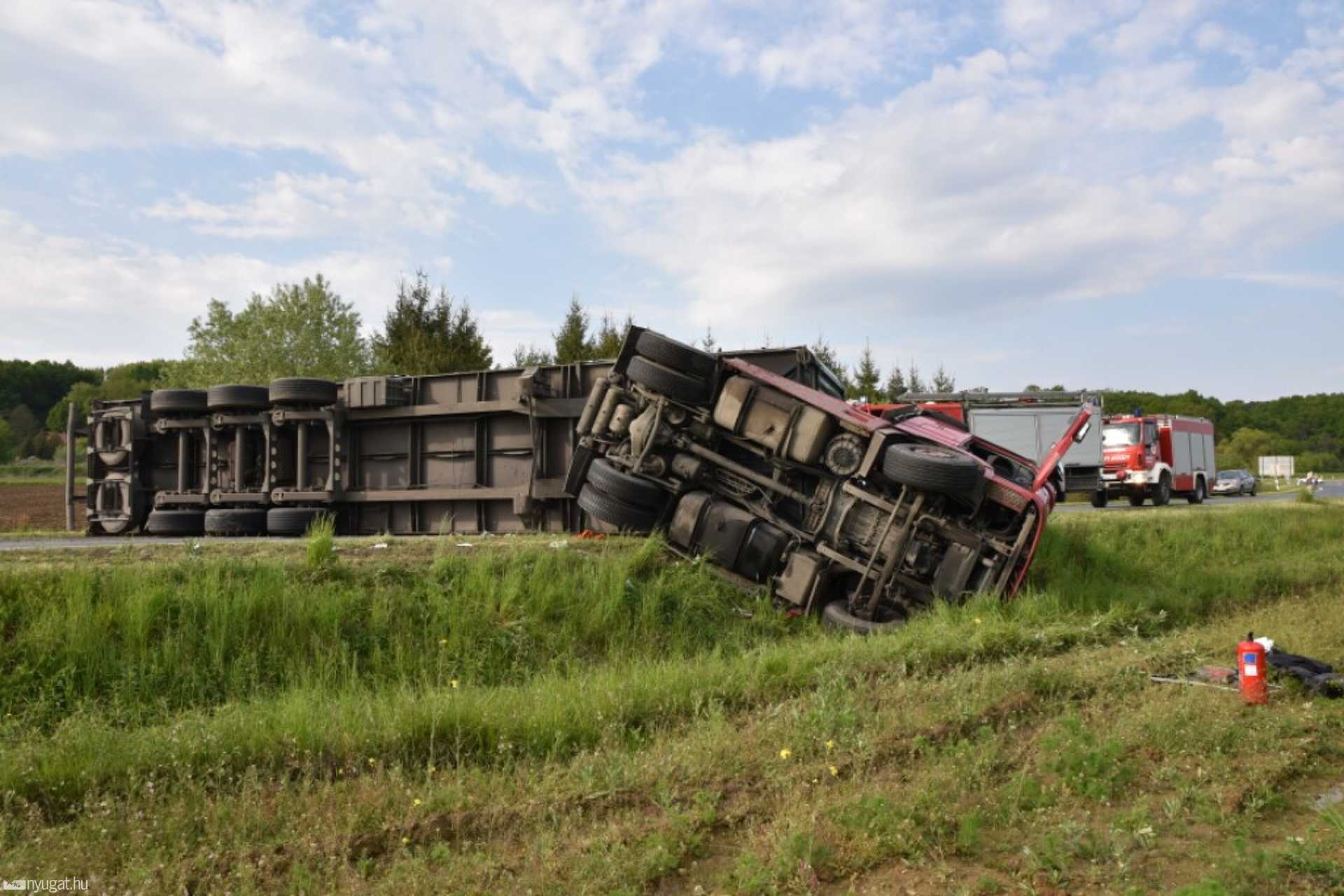 Felborult egy kamion Szentgotthárdnál