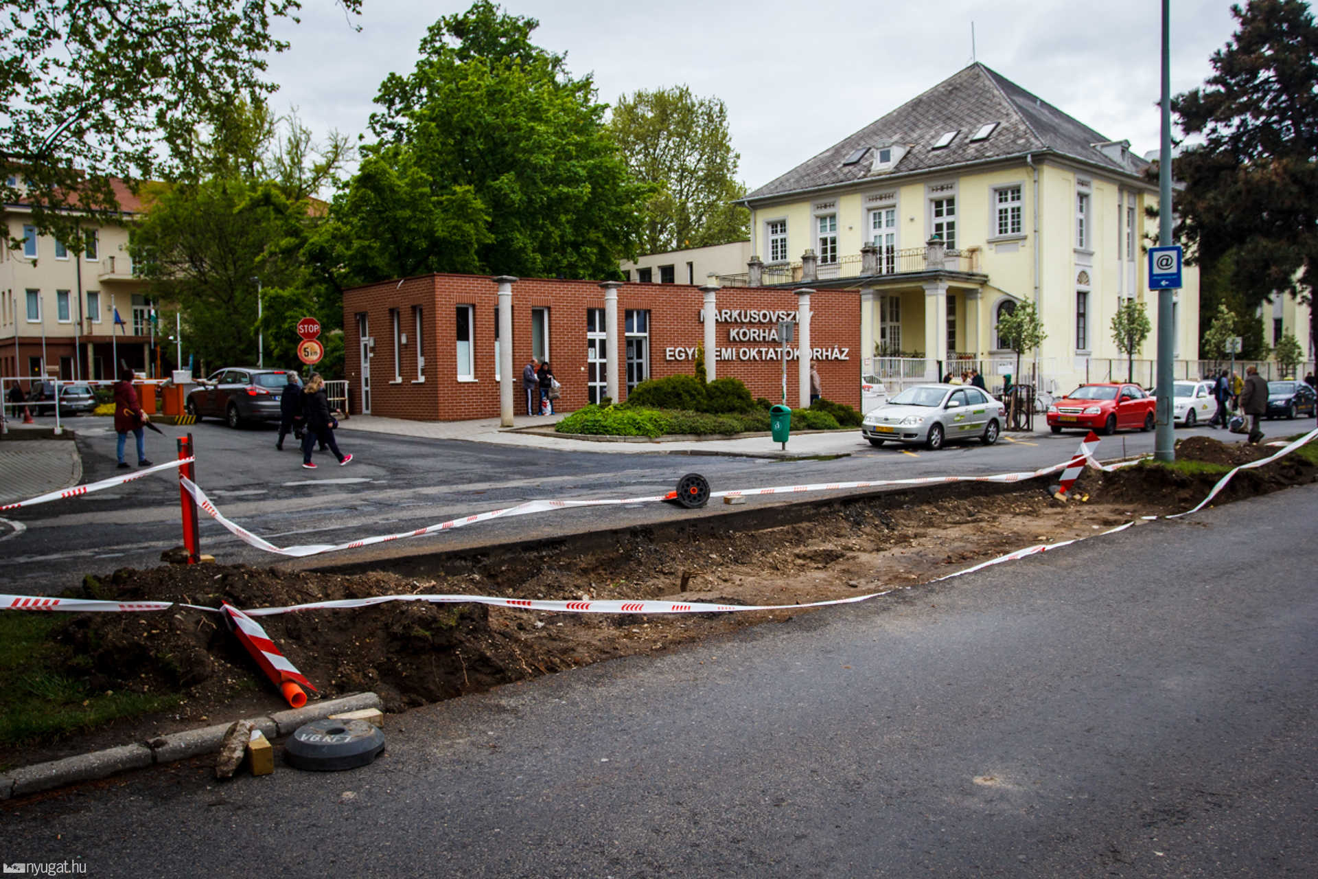 Bejáratot építenek a mentőknek a kórház előtt