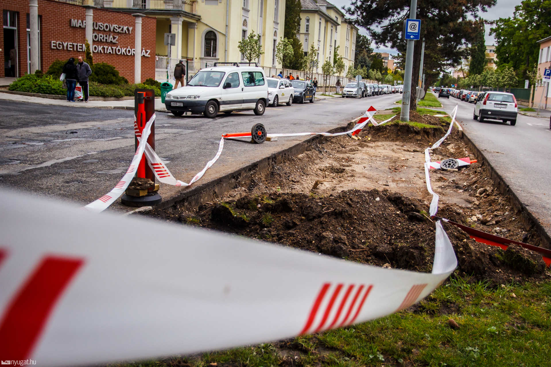 Bejáratot építenek a mentőknek a kórház előtt