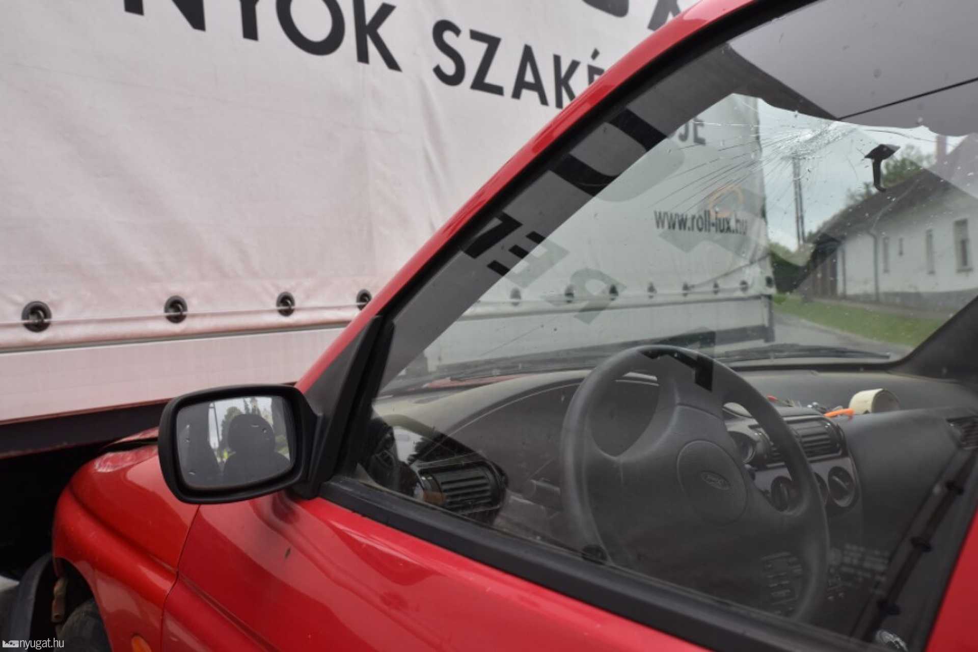 Teherautóval ütközött egy Ford Nádasdon