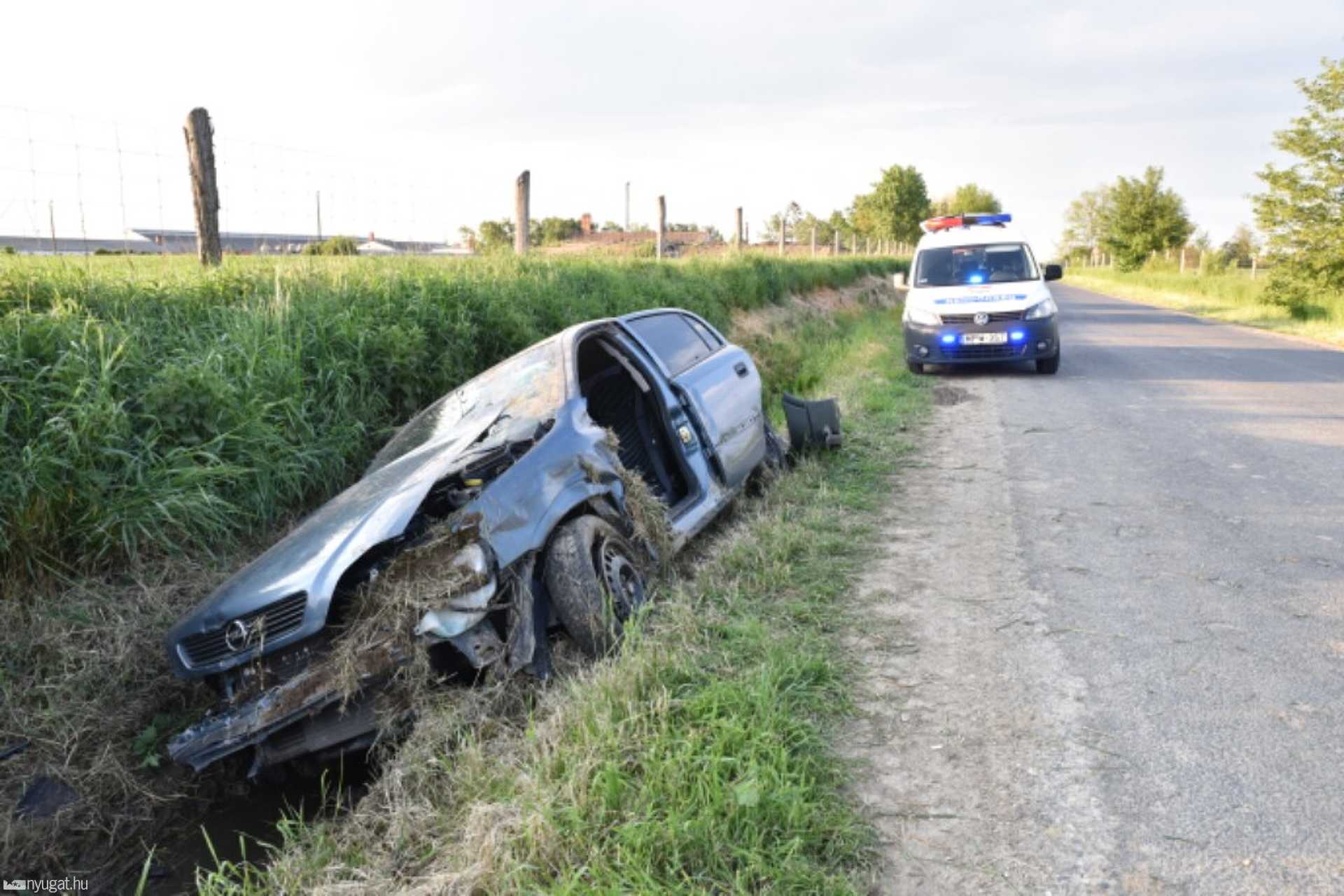 Árokba hajtott egy Opel Ják közelében, két autó ütközött Jákon