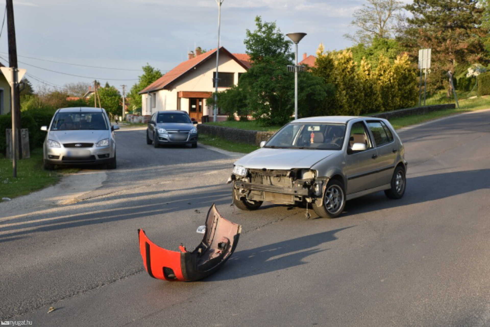 Árokba hajtott egy Opel Ják közelében, két autó ütközött Jákon