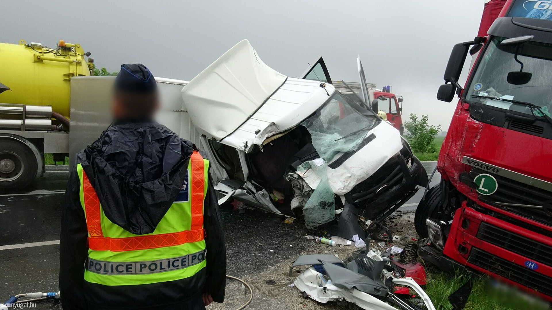 Nyergesvontató és kisárusszállító ütközött frontálisan a 86-oson