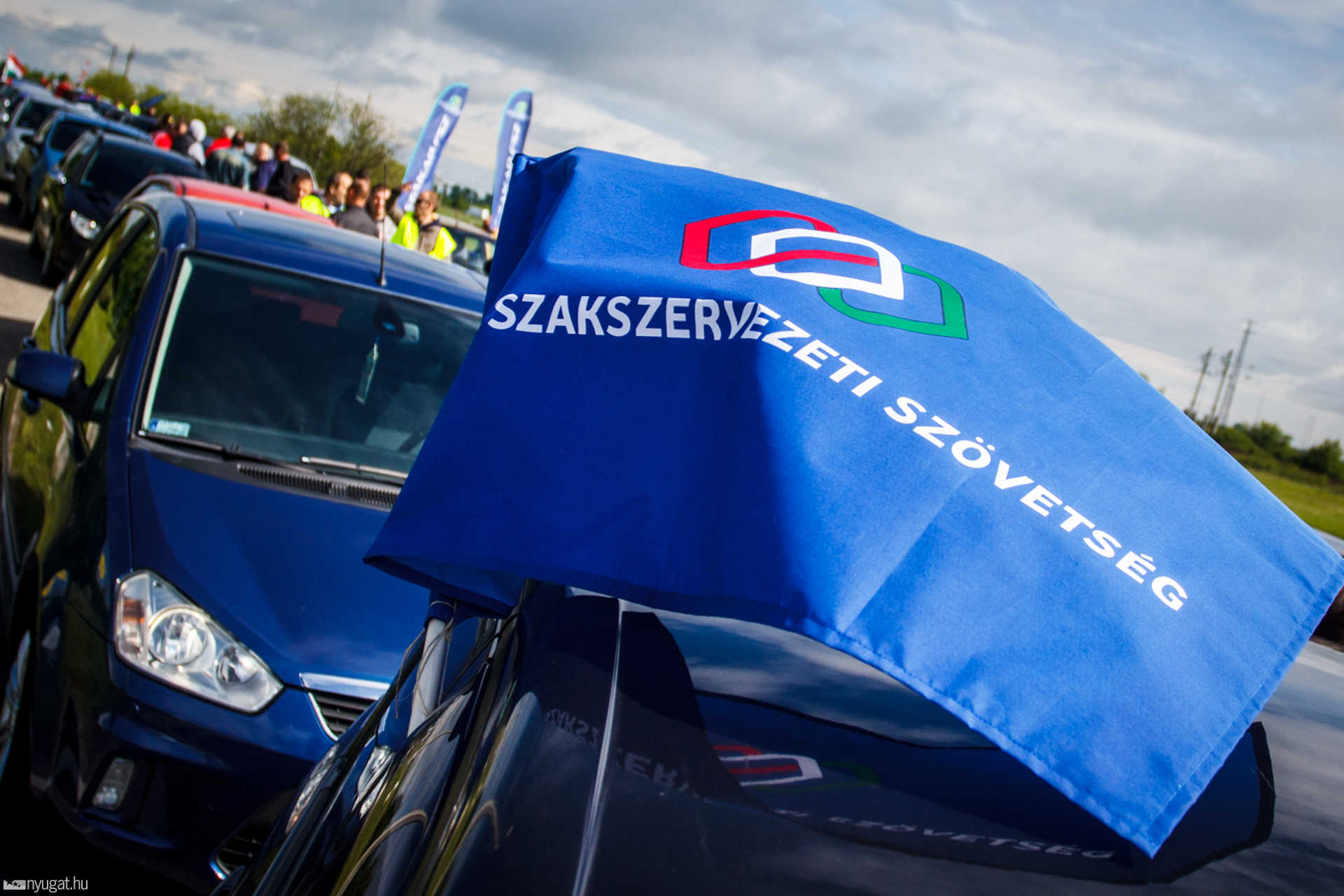 Szakszervezeti tüntetés a LuK-nál