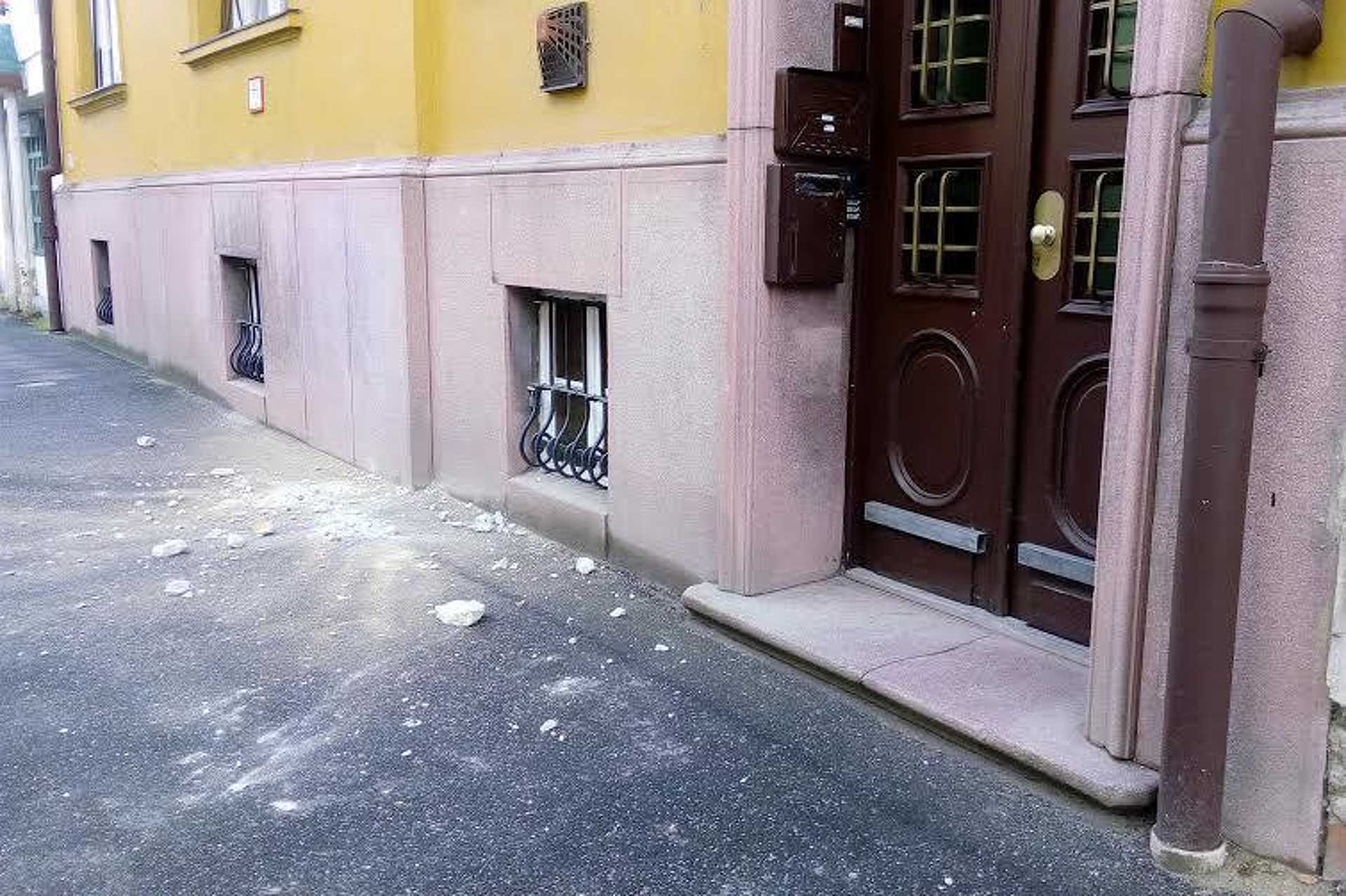 Omlik a vakolat a Szelestey utcában