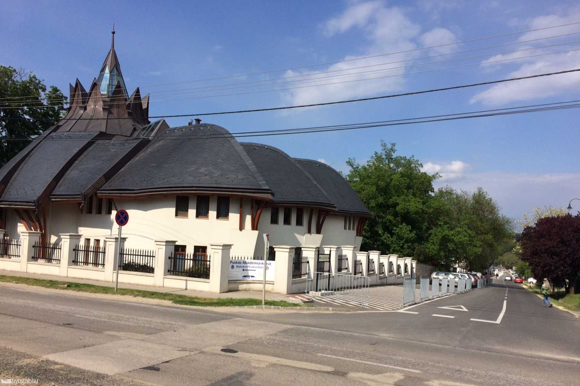 Innen egészen a völgyig terül el az akadémia és a stadion