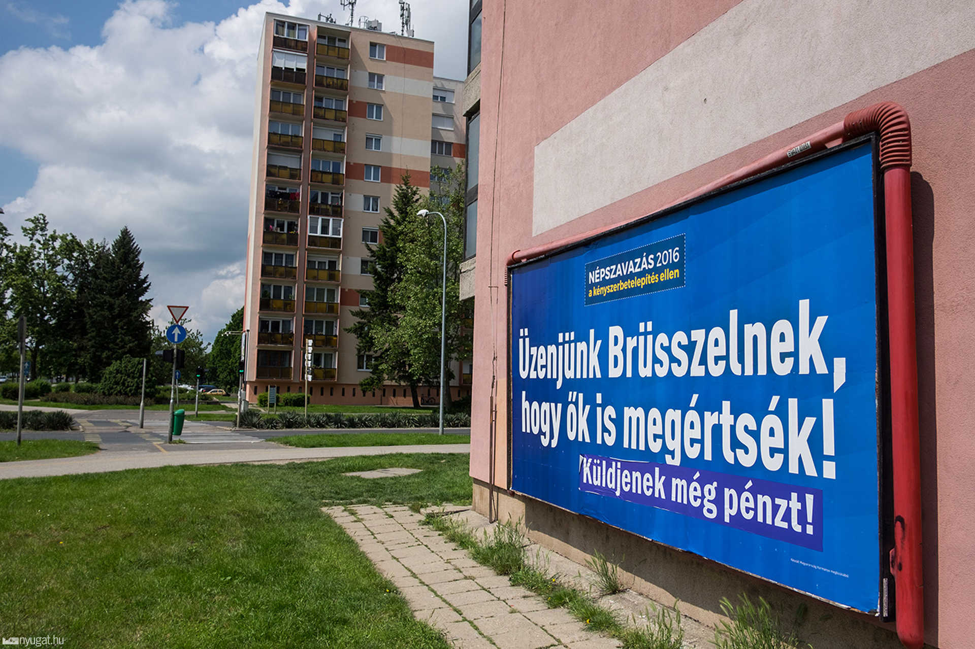 Meghekkelt üzenjük Brüsszelnek plakát