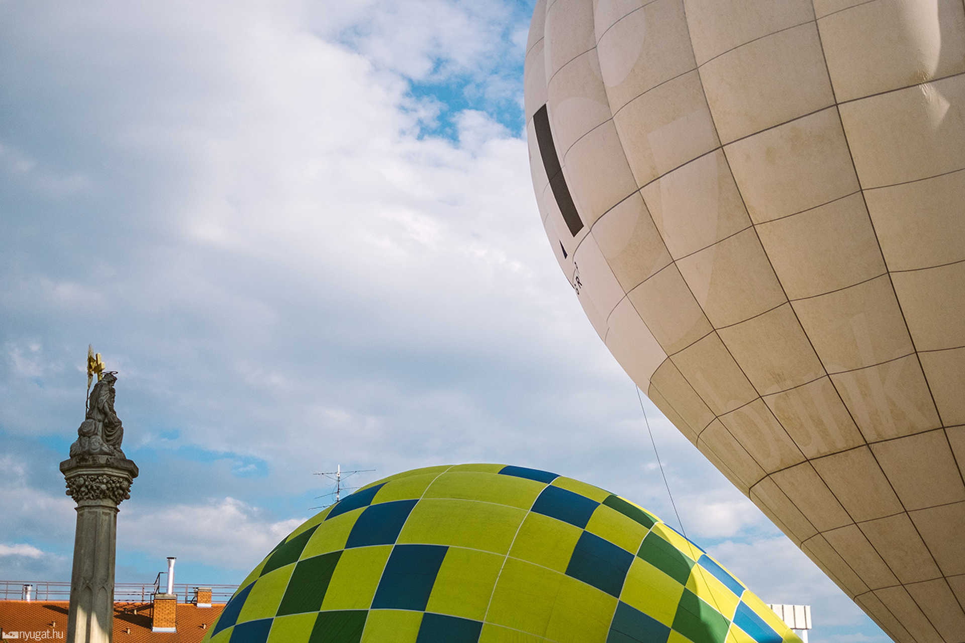 Hőlégballonok a Fő téren