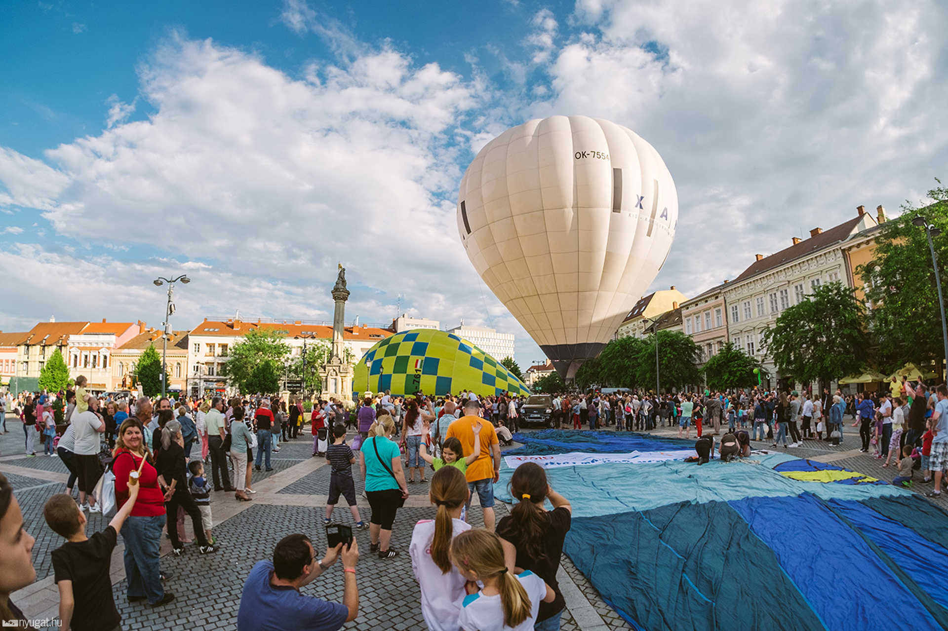 Hőlégballonok a Fő téren