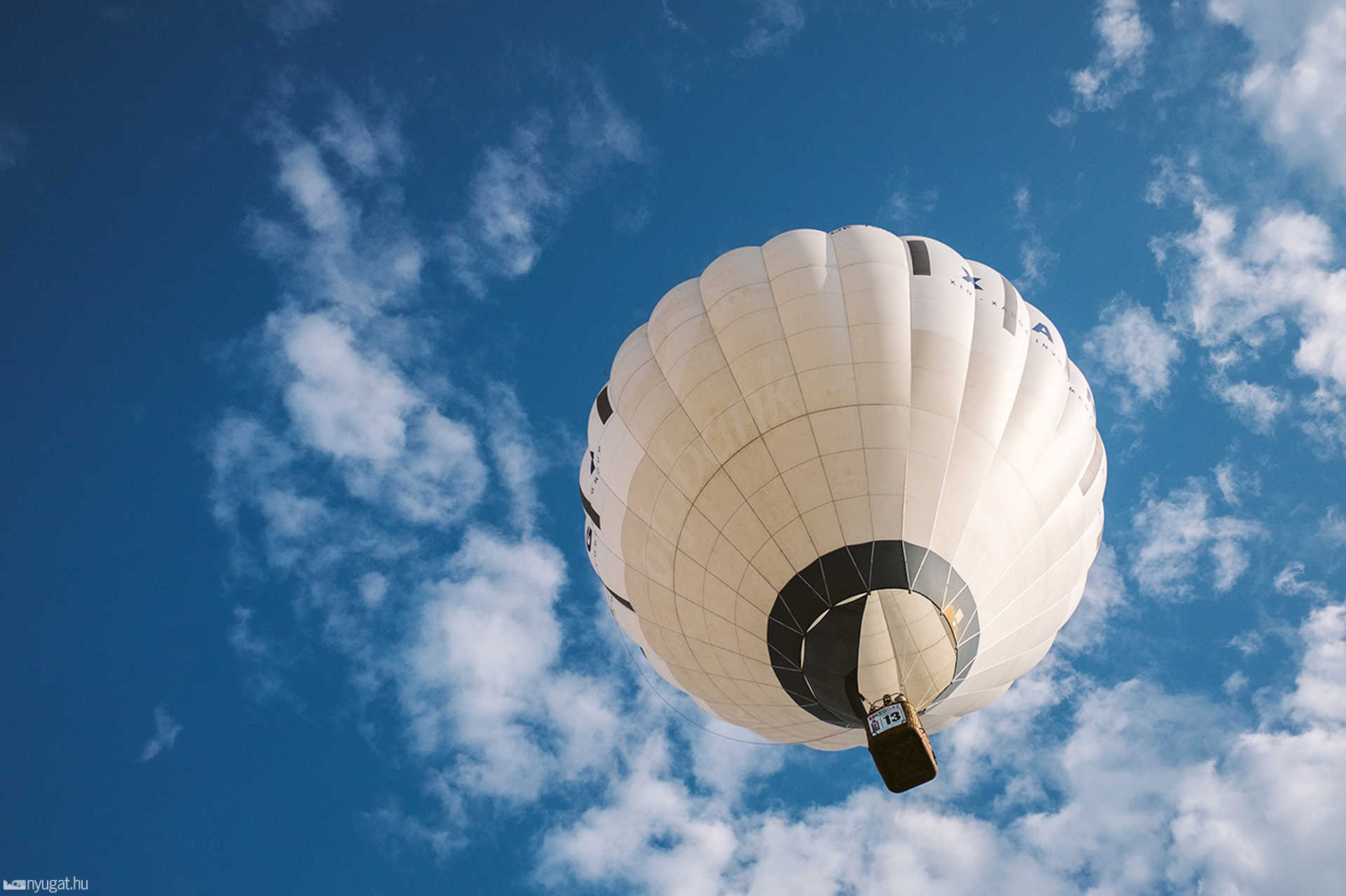 Hőlégballonok a Fő téren