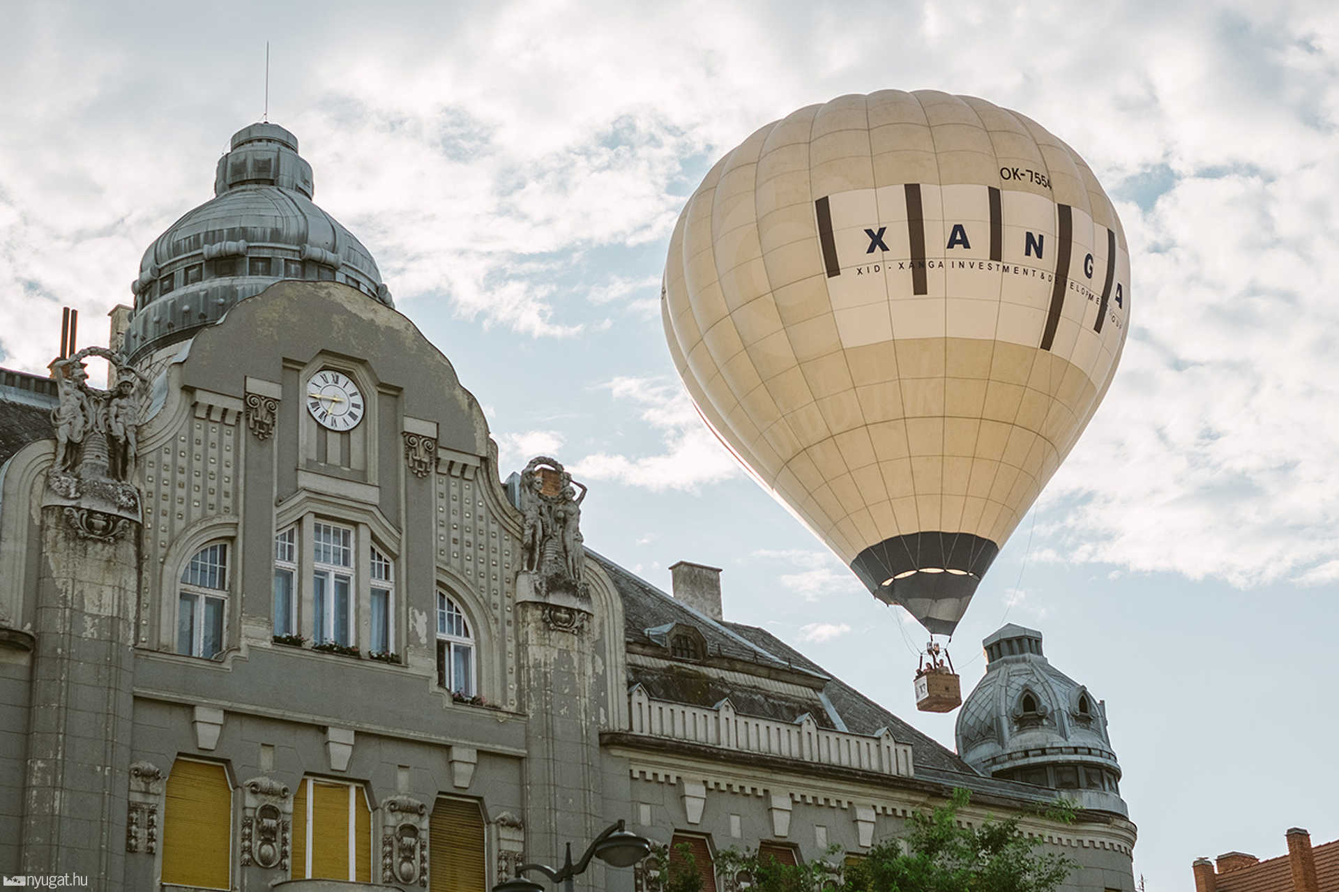 Hőlégballonok a Fő téren