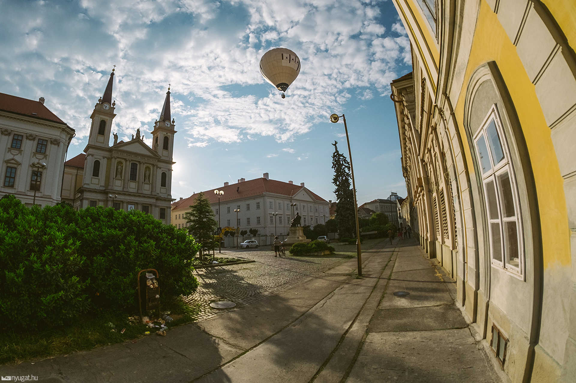 Hőlégballonok a Fő téren