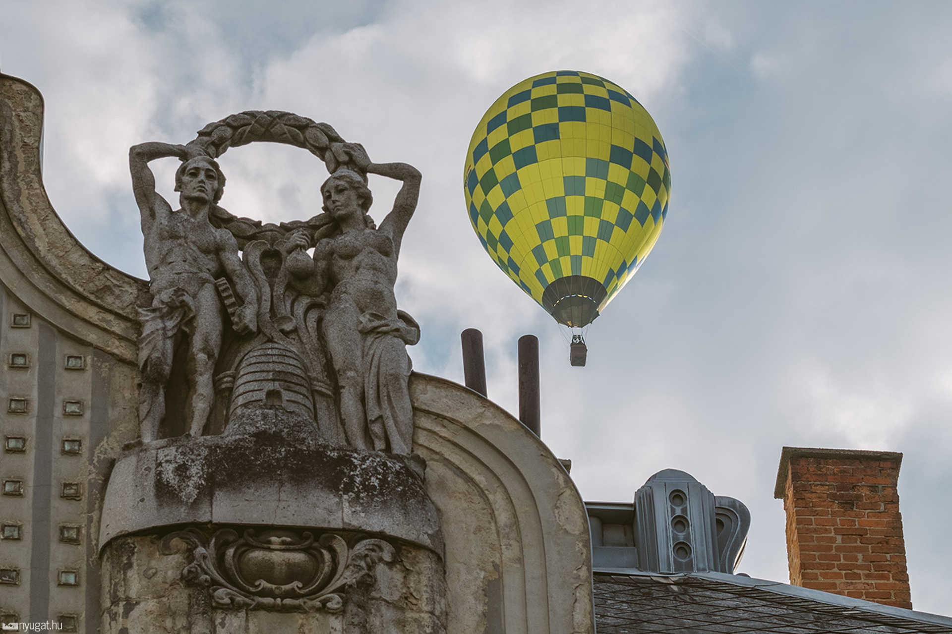 Hőlégballonok a Fő téren