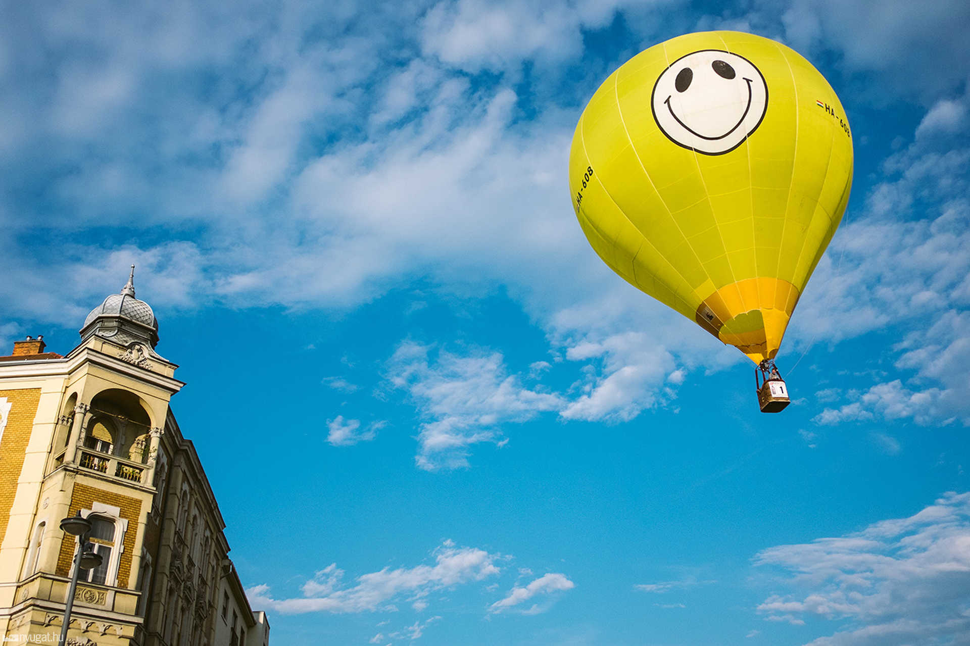Hőlégballonok a Fő téren