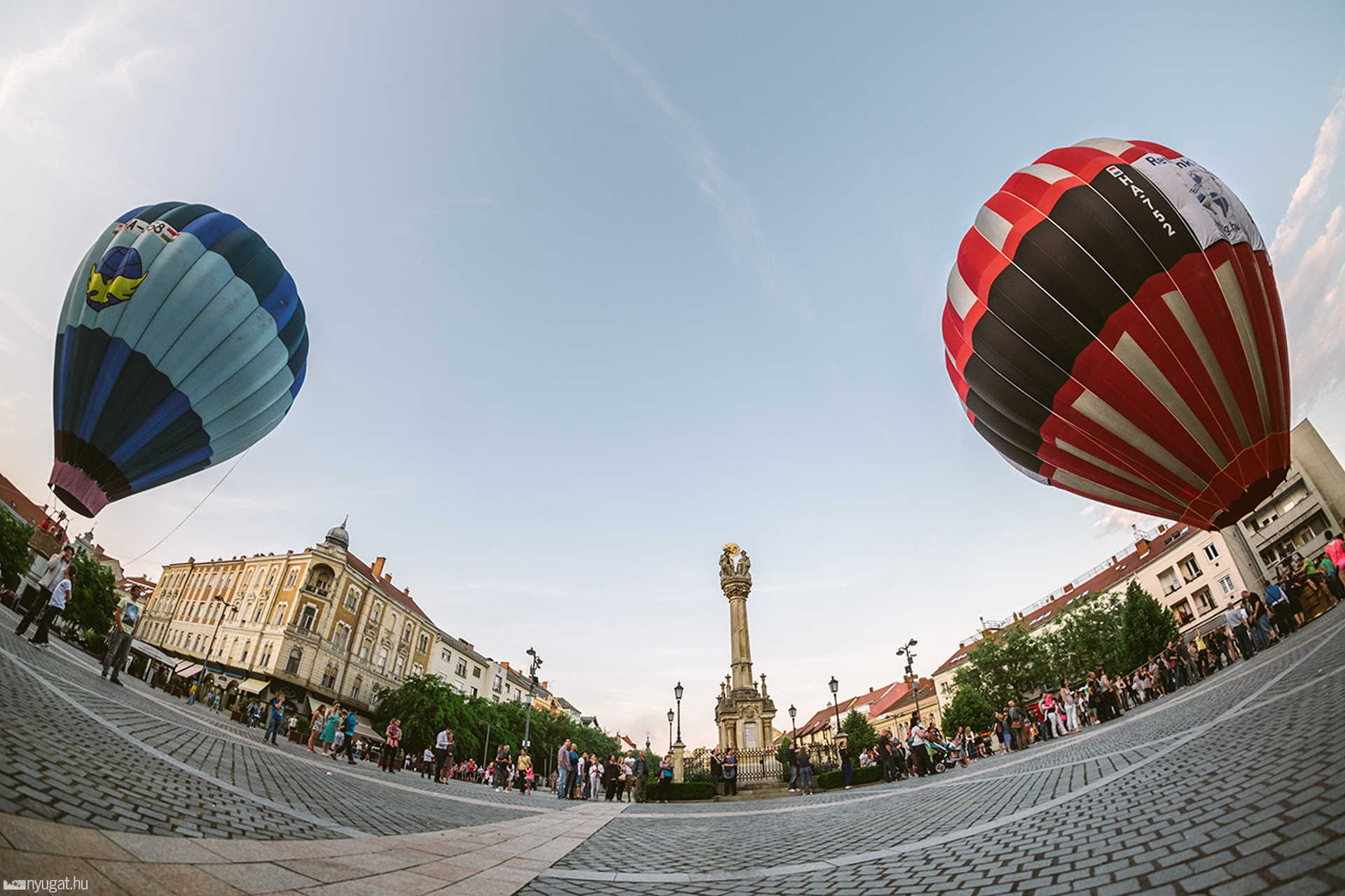 Hőlégballonok a Fő téren