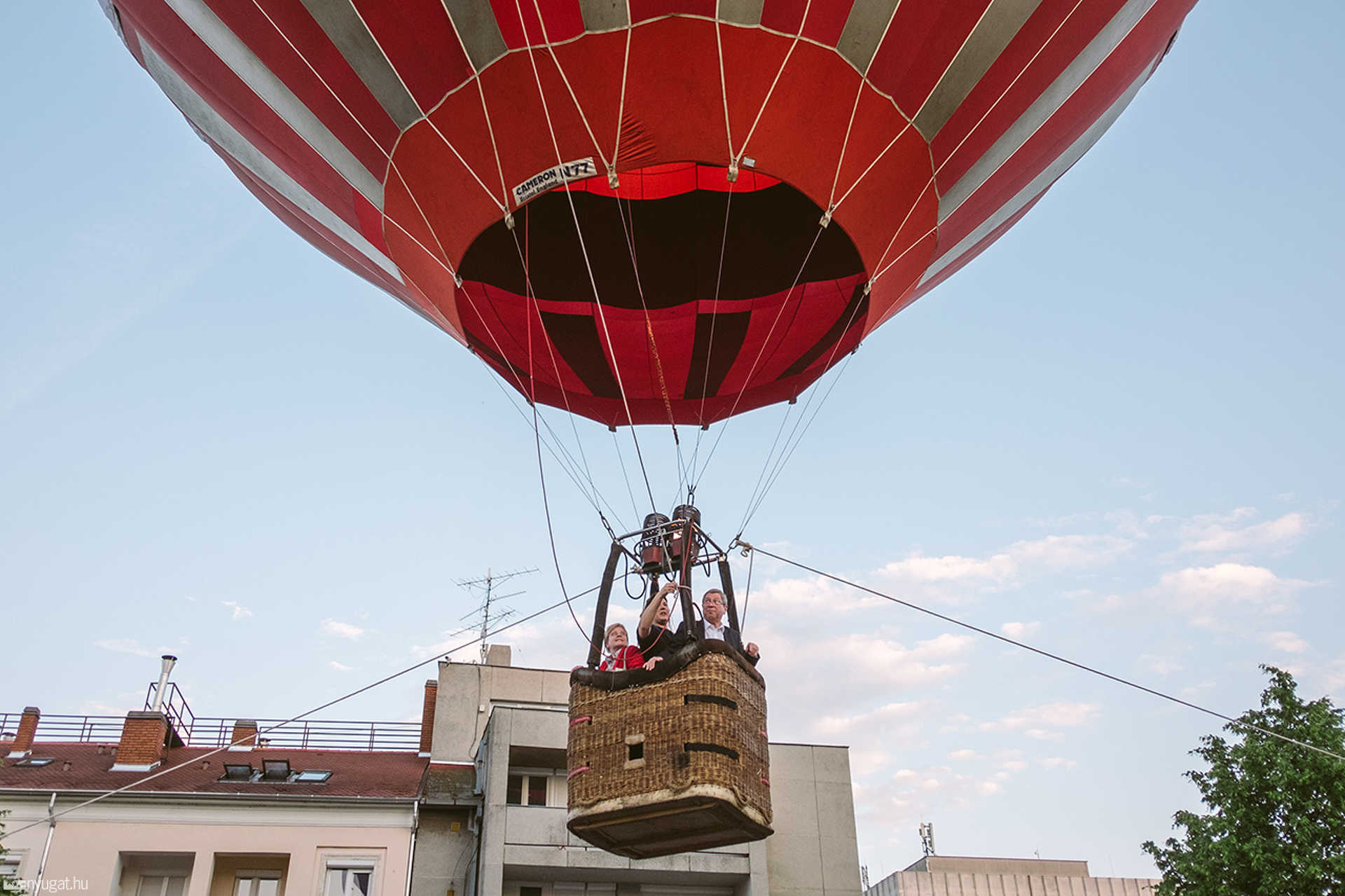 Hőlégballonok a Fő téren