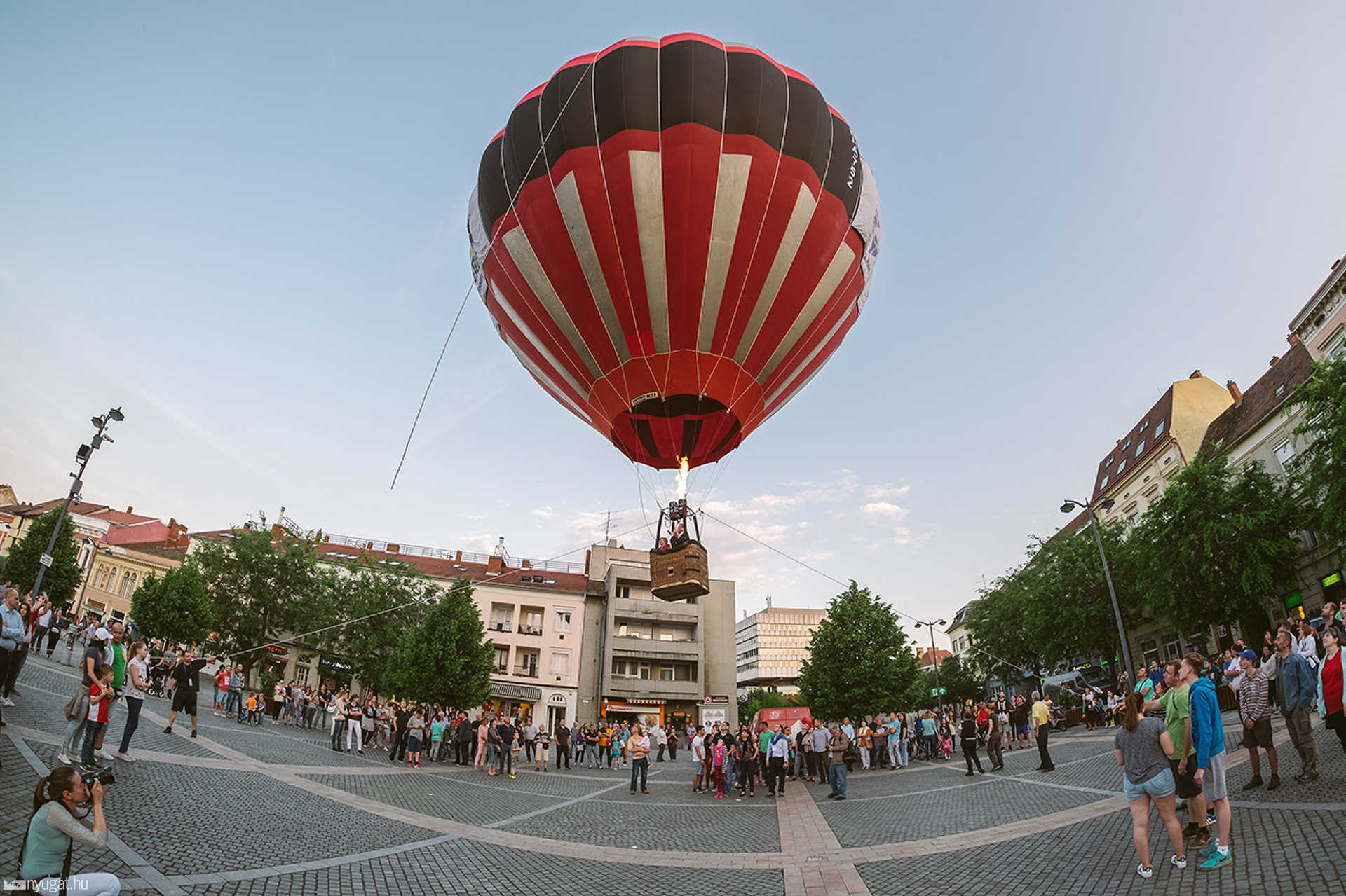 Hőlégballonok a Fő téren