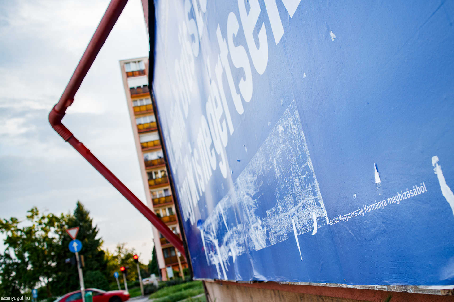 Megrongálták a legismertebb szombathelyi plakátot
