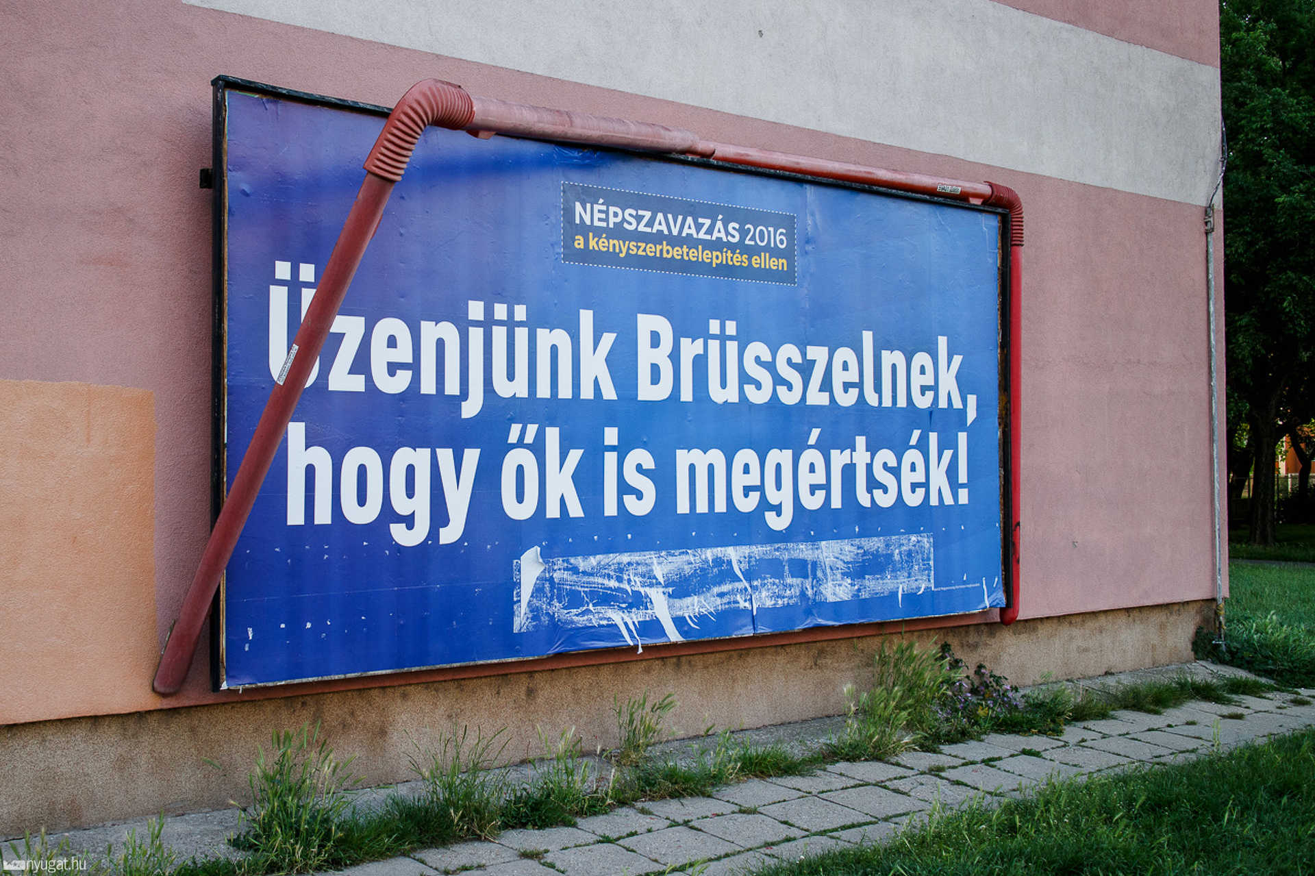 Megrongálták a legismertebb szombathelyi plakátot