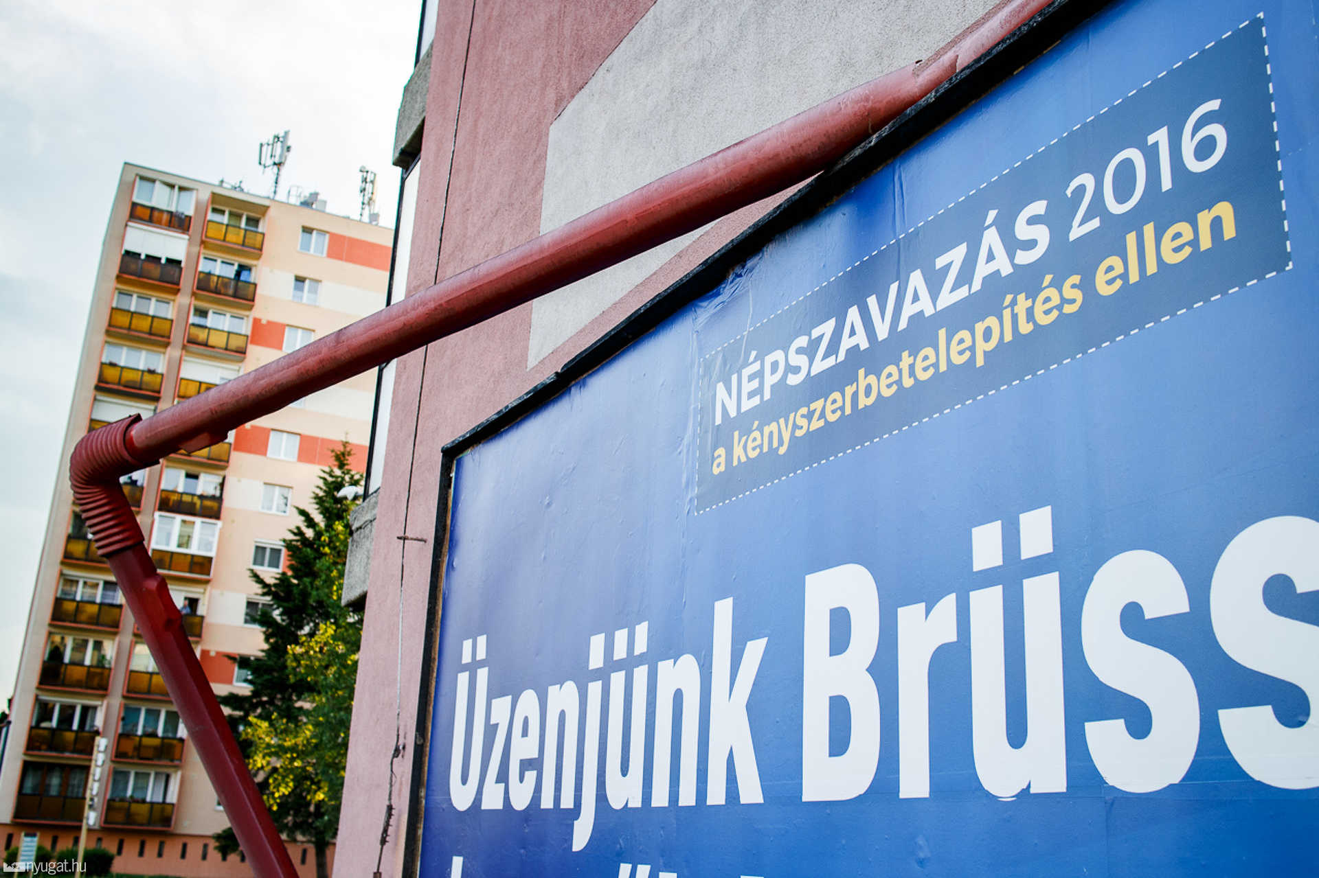 Megrongálták a legismertebb szombathelyi plakátot
