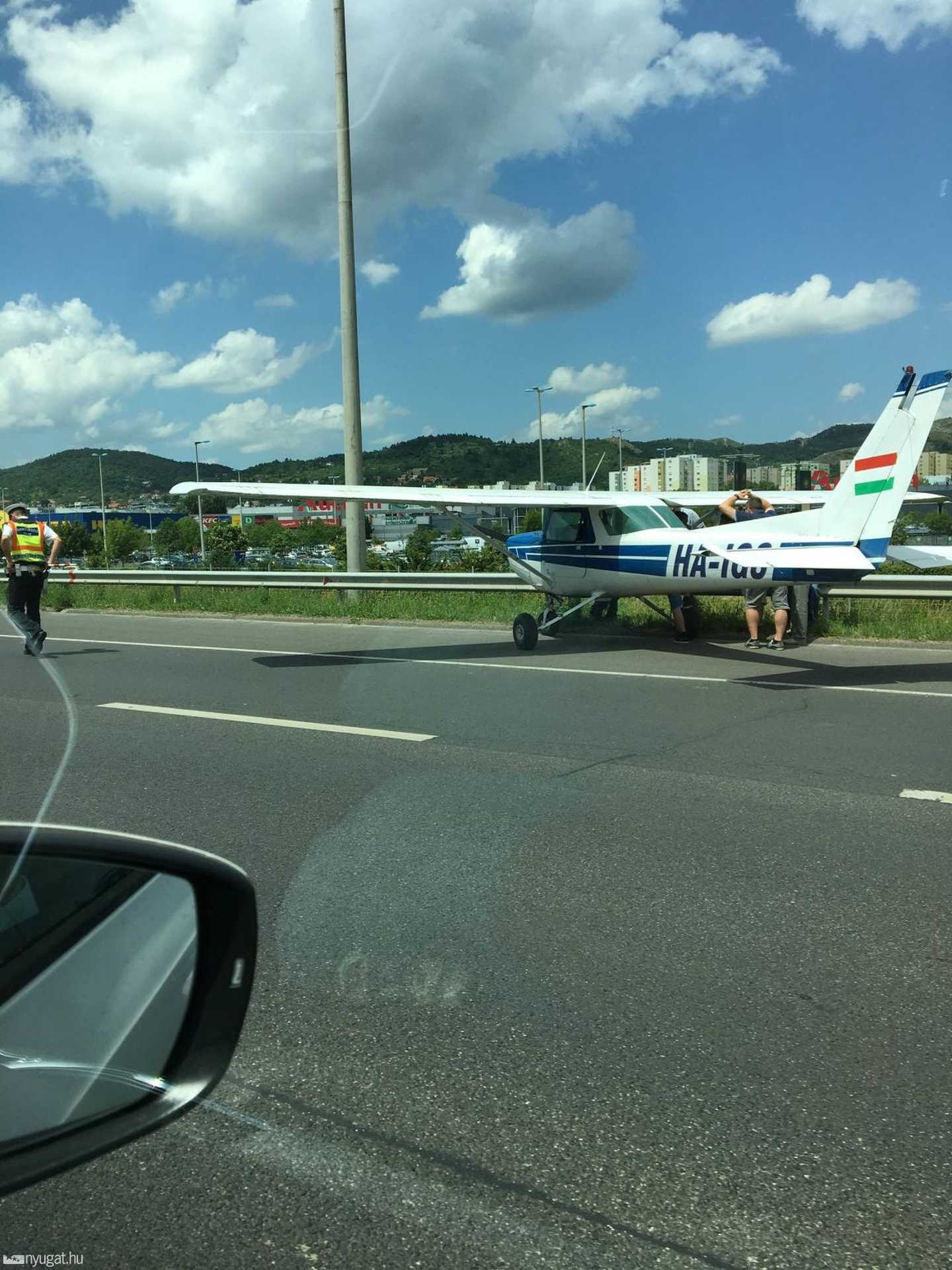 Kisrepülő landolt az M1-es és M7-es autópályák kivezető ...