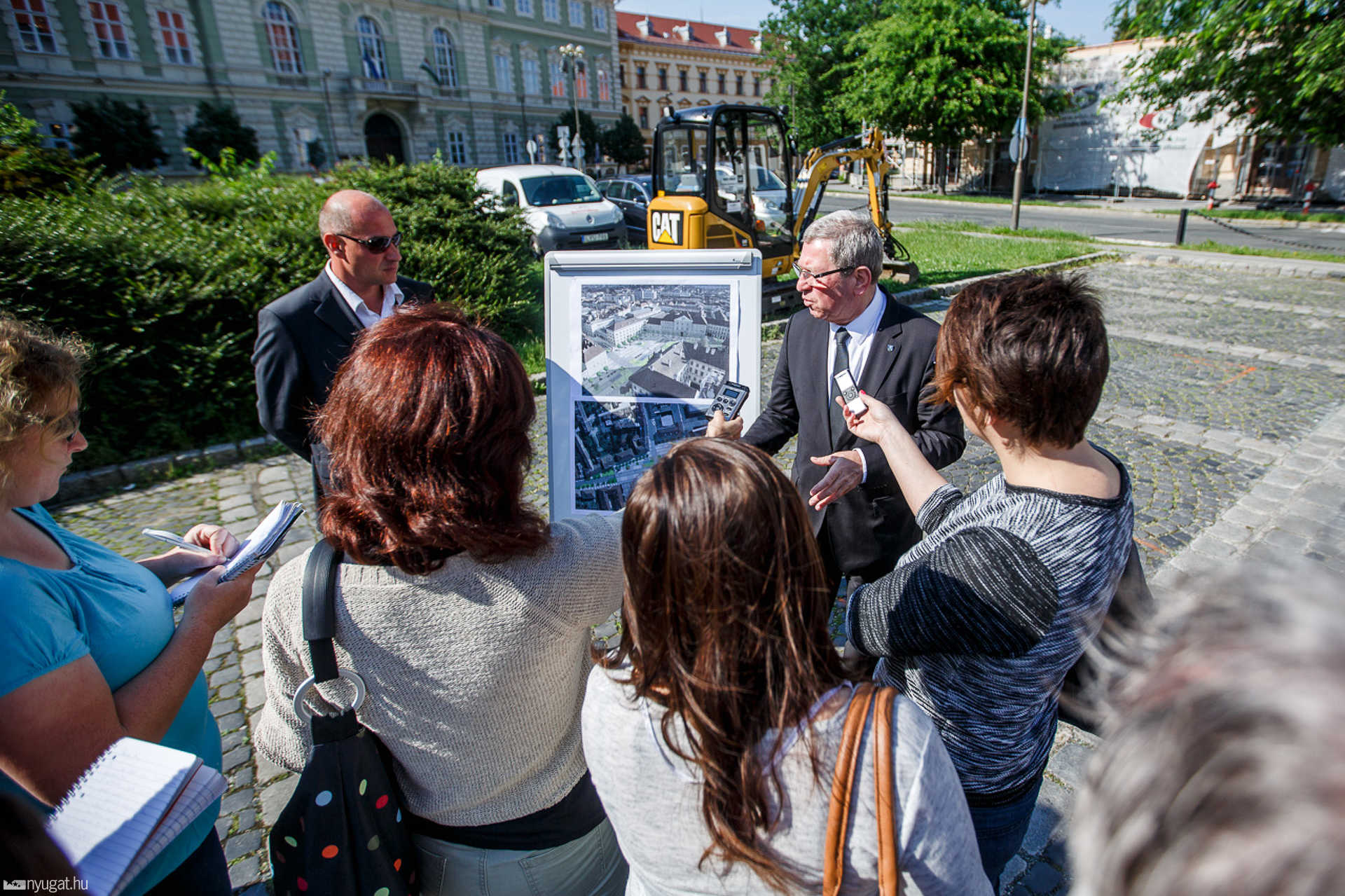 Sajtótájékoztató a Berzsenyi téren