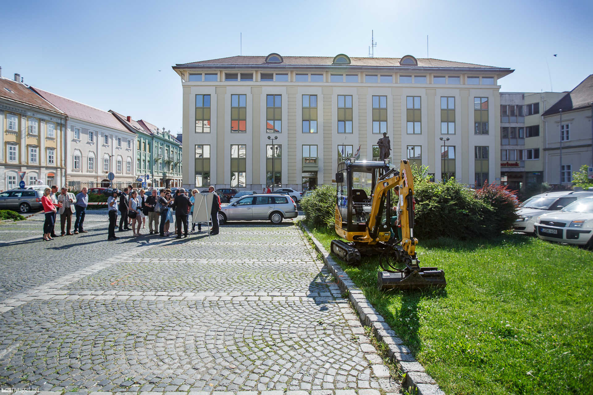 Sajtótájékoztató a Berzsenyi téren