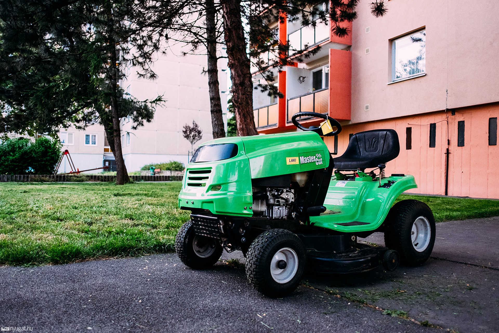 Lakossági fűnyírás a Derkovits lakótelepen