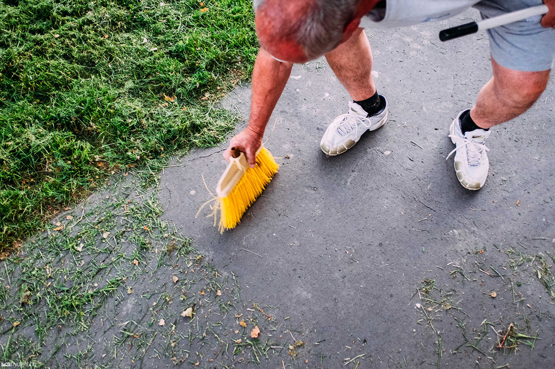 Lakossági fűnyírás a Derkovits lakótelepen