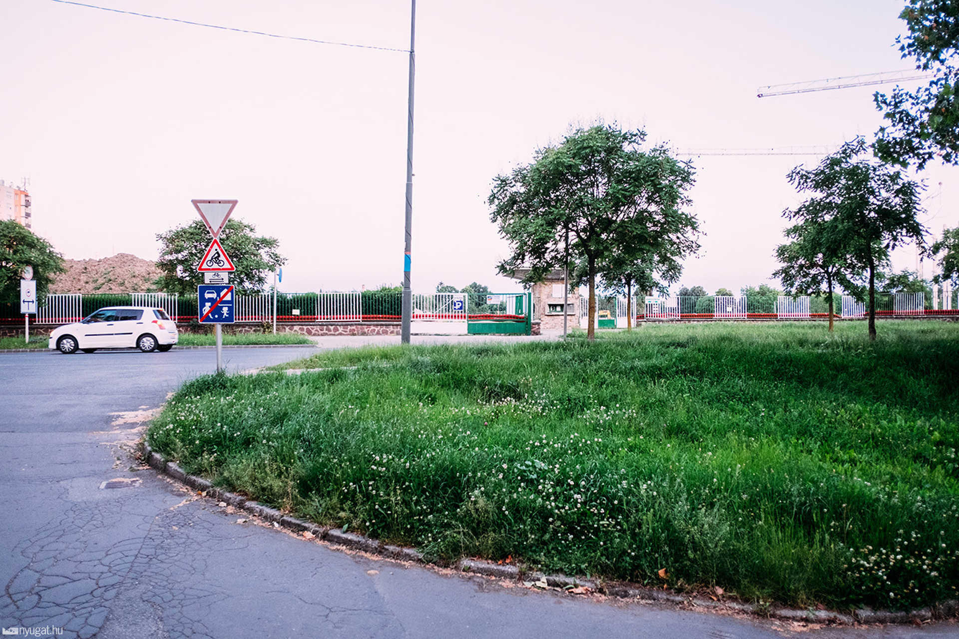 Lakossági fűnyírás a Derkovits lakótelepen
