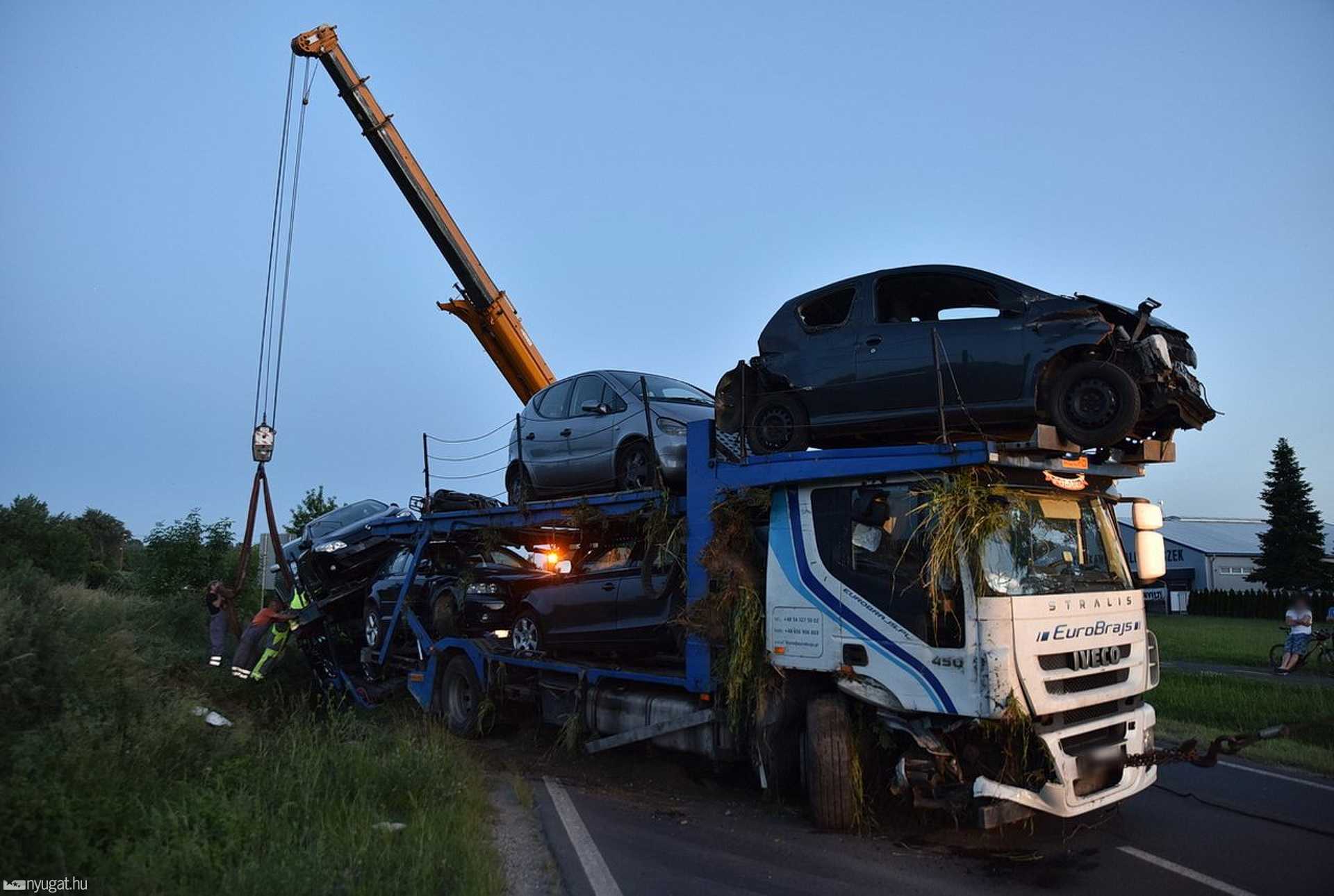 Daruval emelték ki az árokból az autószállítót