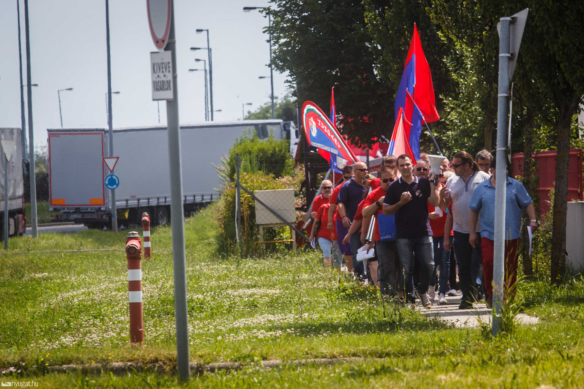 A Vasas Szakszervezeti Szövetség demonstrált a LuK-nál