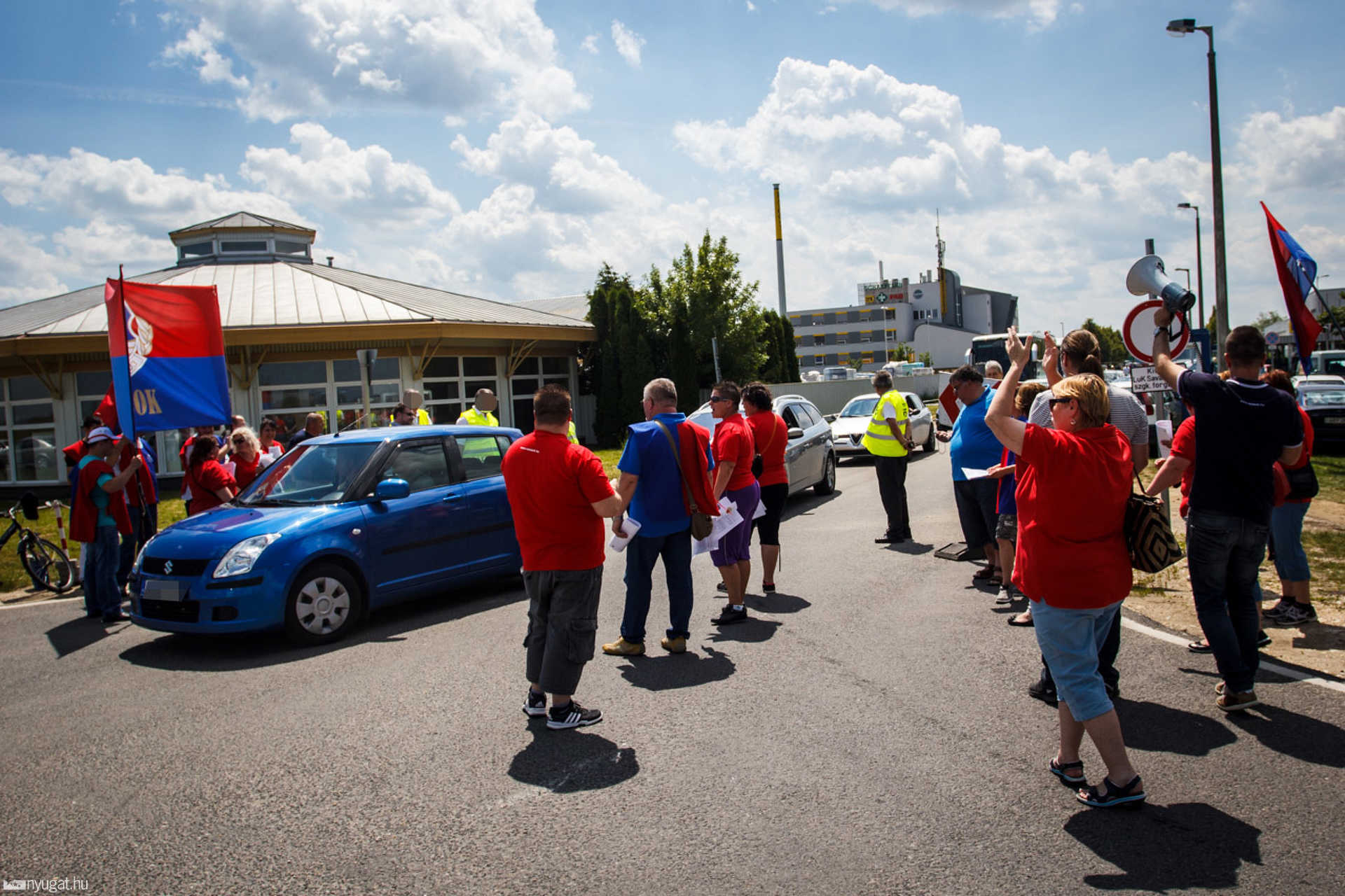 A Vasas Szakszervezeti Szövetség demonstrált a LuK-nál