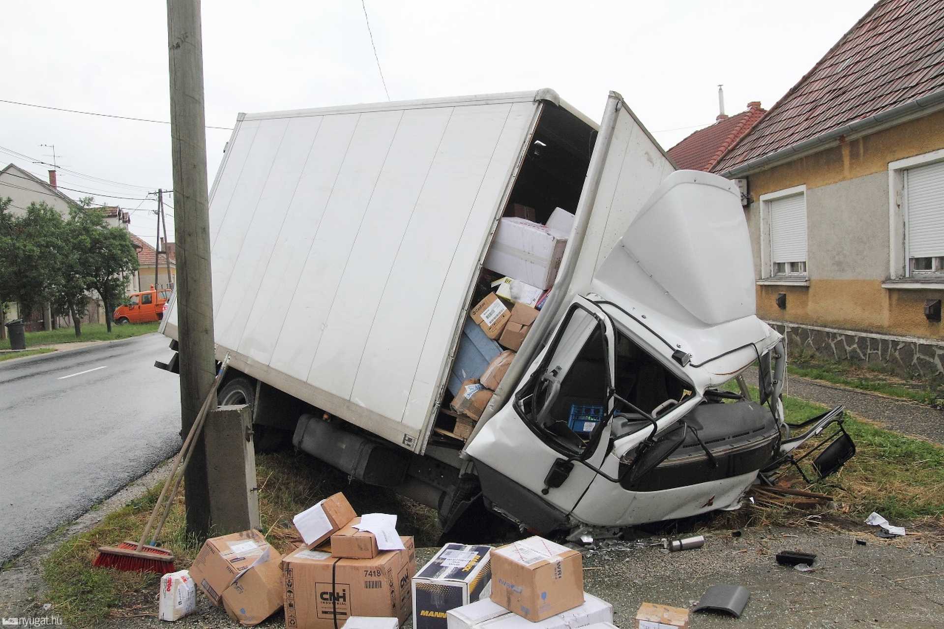 Teherautó és személyautó ütközött a 86-os úton
