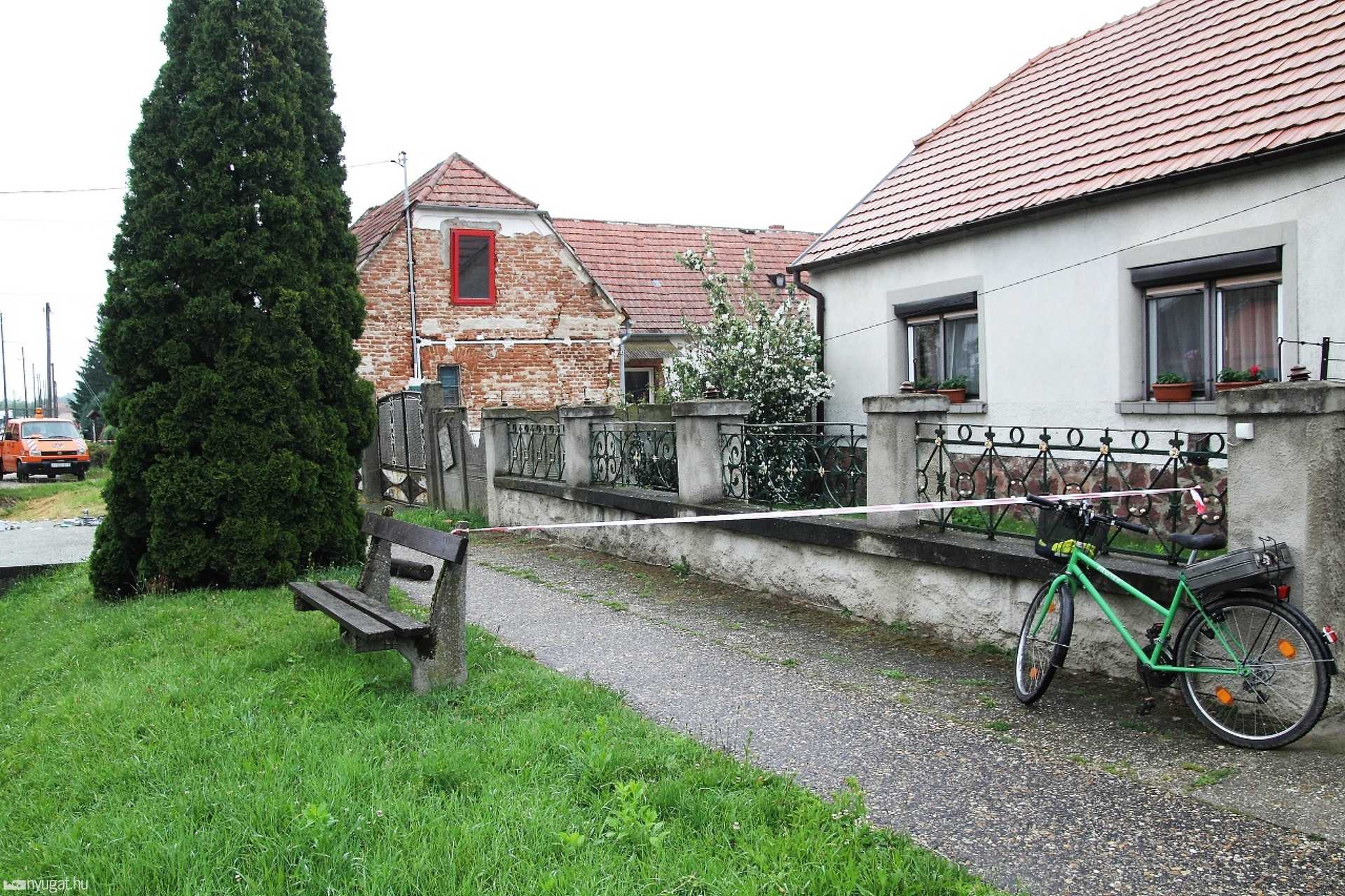 Teherautó és személyautó ütközött a 86-os úton