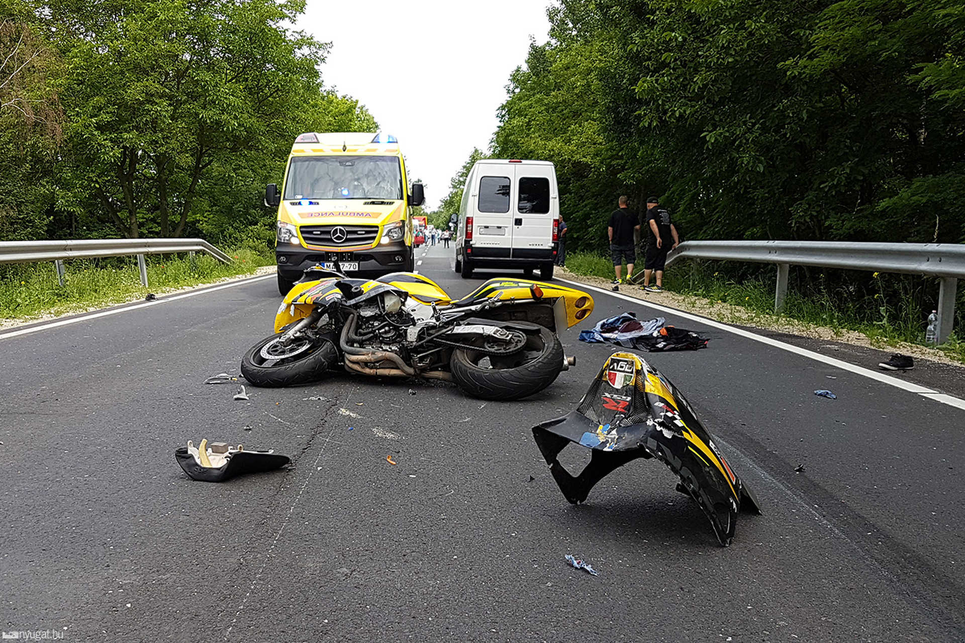 Súlyos motorbaleset a 84-esen