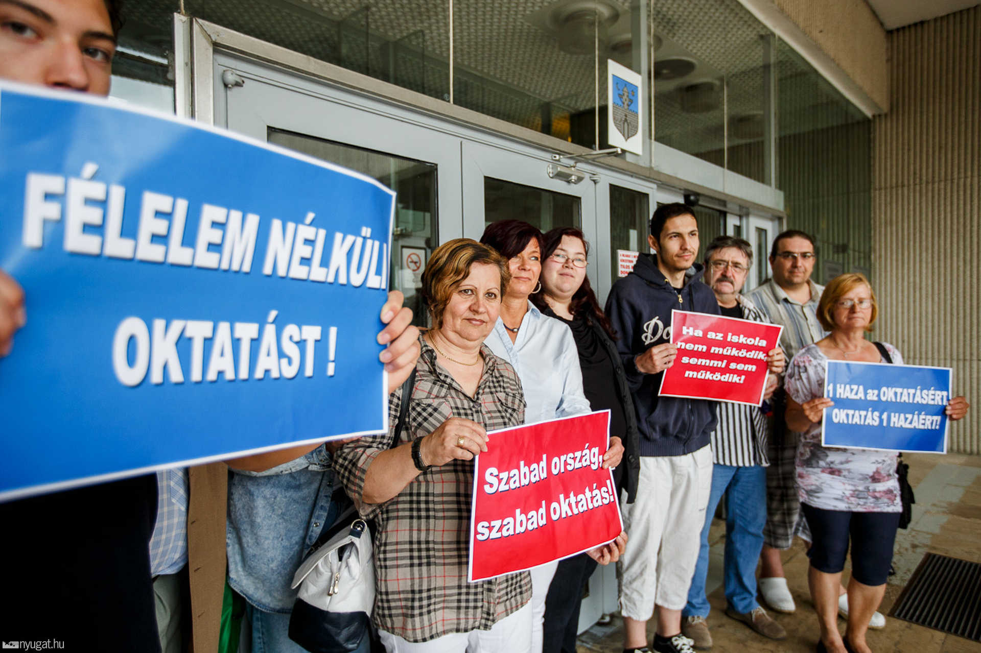Demonstrált a DK