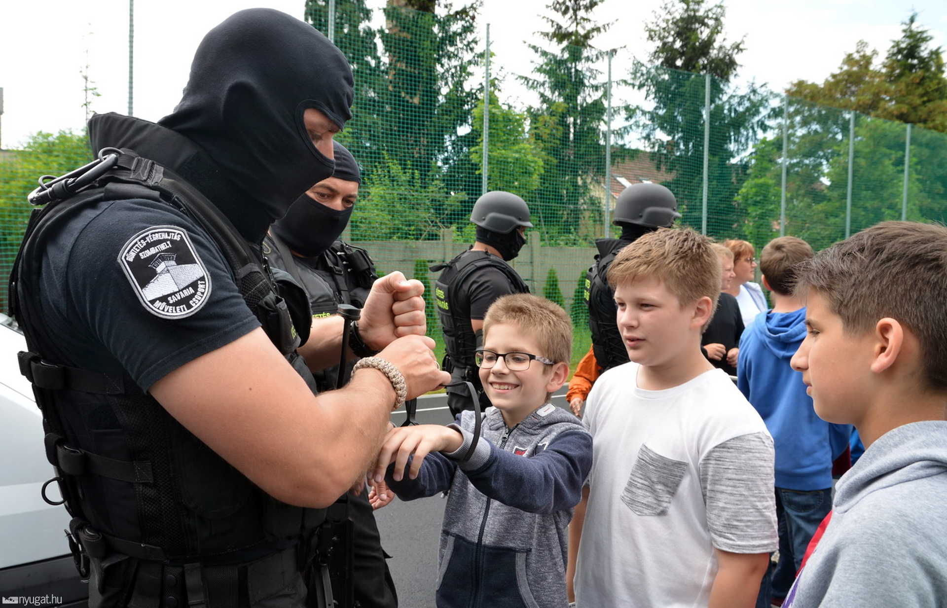 A büntetés-végrehajtás műveleti bemutatója a szombathelyi Brenner János iskolában