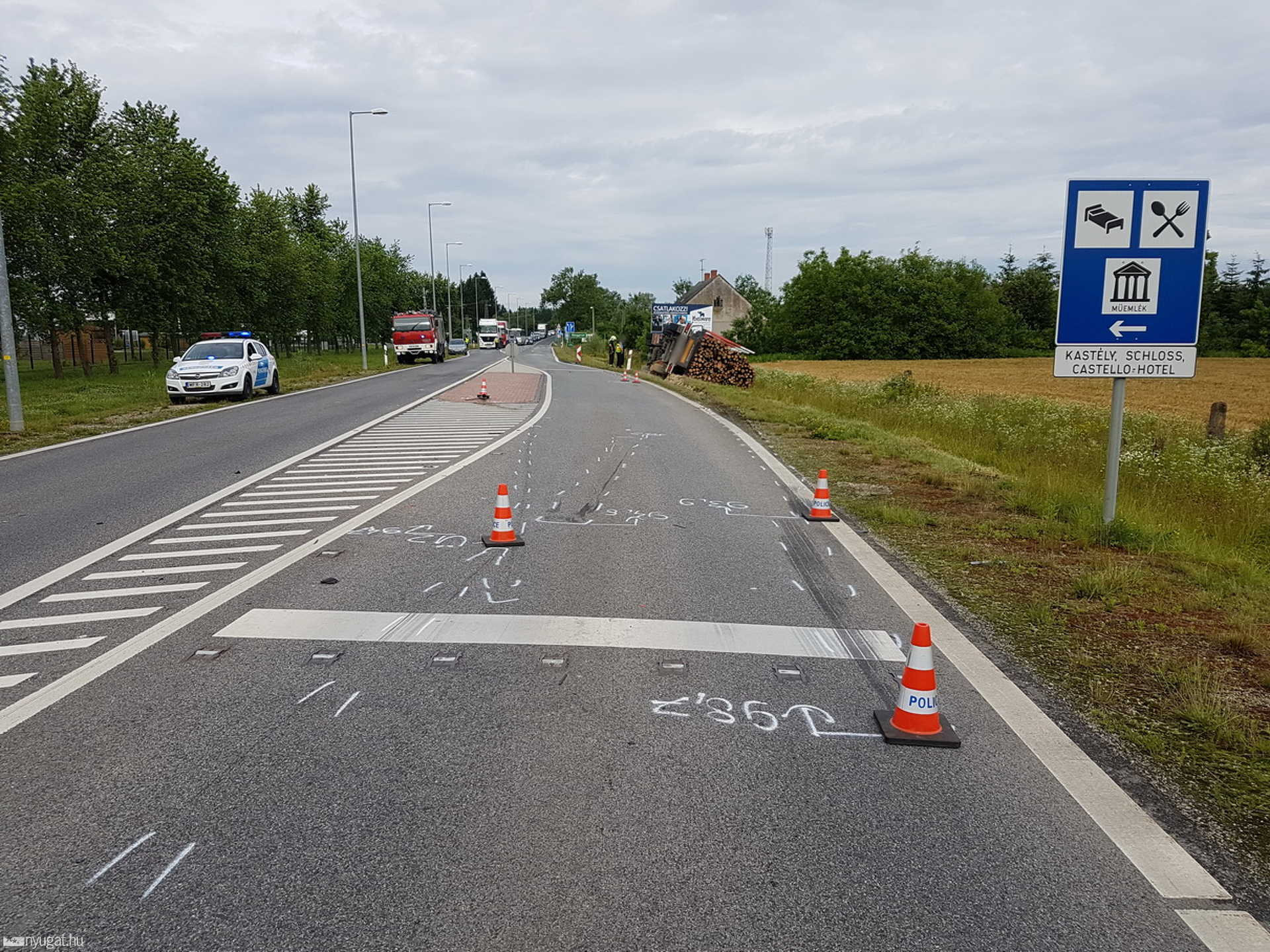 Árokba hajtott a kamion Rátótnál