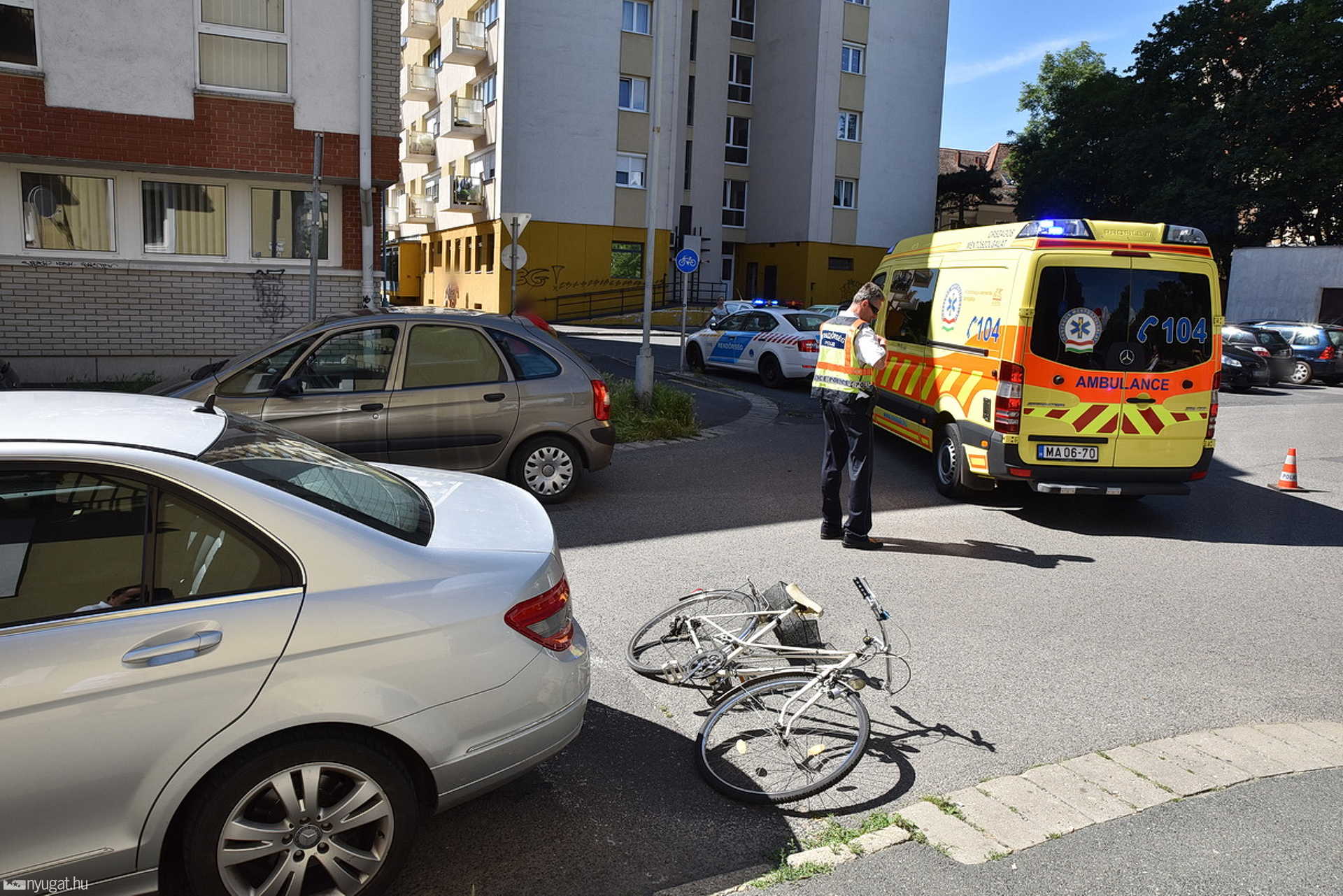 Gázolás a könyvtár mellett