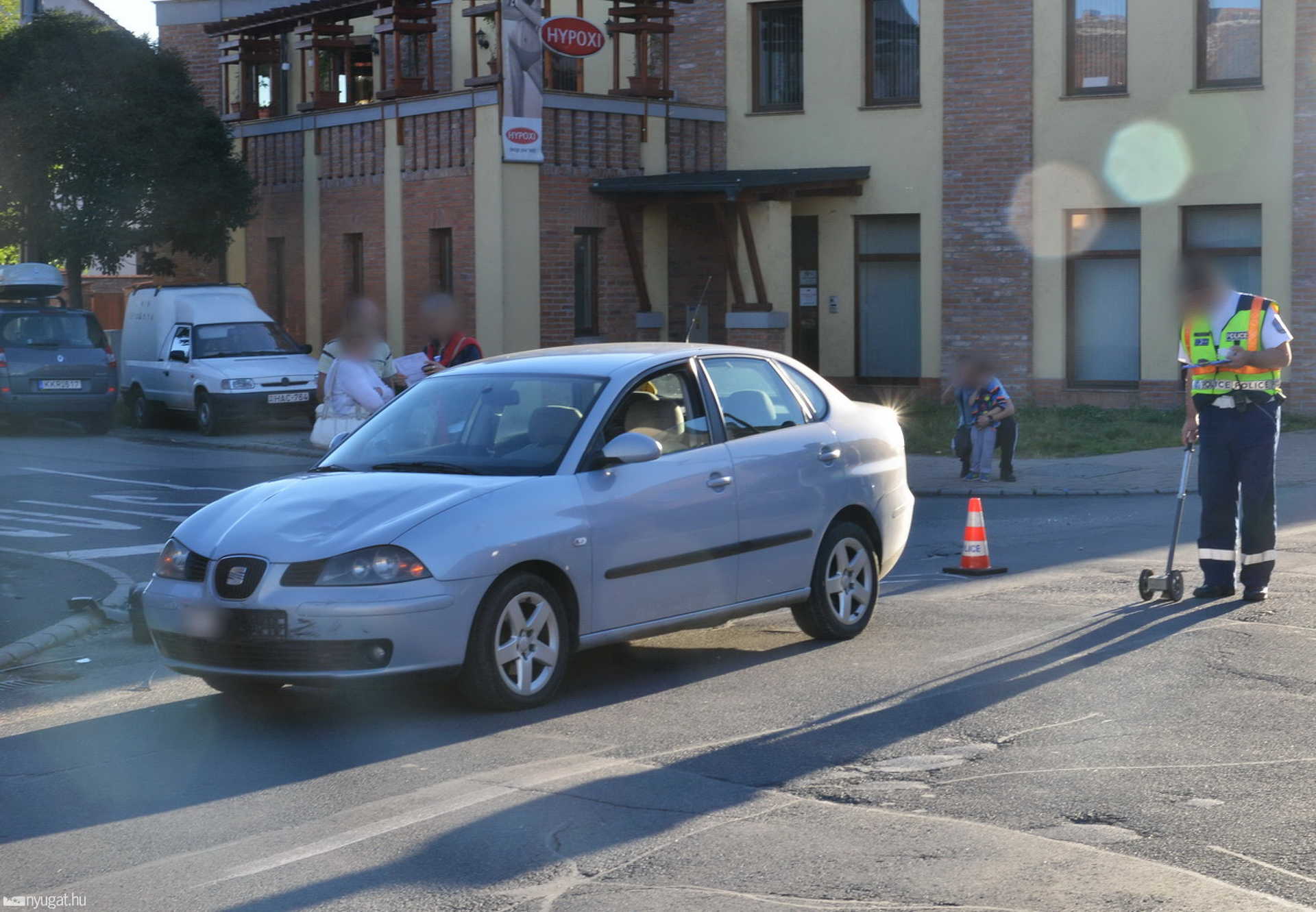 Baleset a Mátyás Király utcában: motoros és autó ütközött