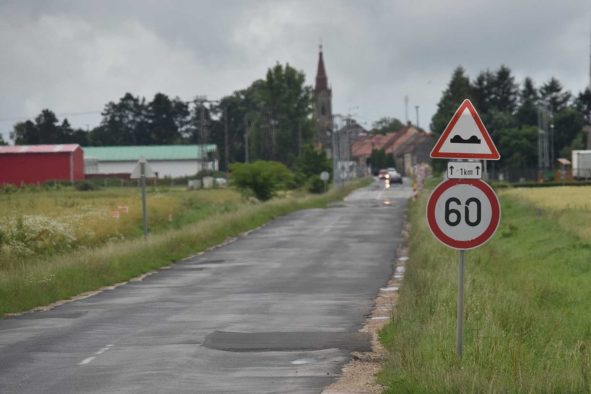 Borzalmas állapotban az M86-os és Vép közötti út
