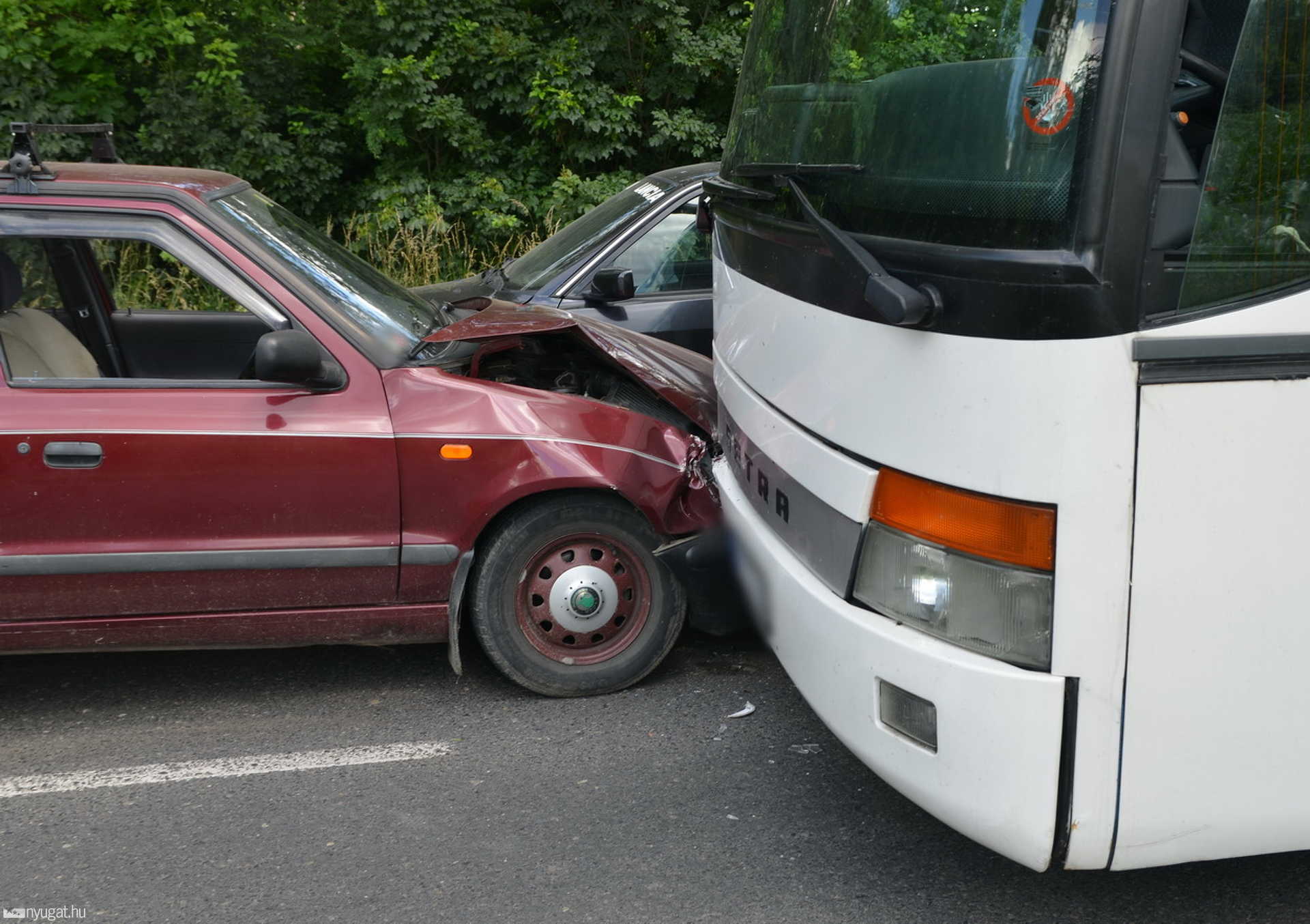 Autbusz ütközött félfrontálisan egy Skodával Szombathelyen