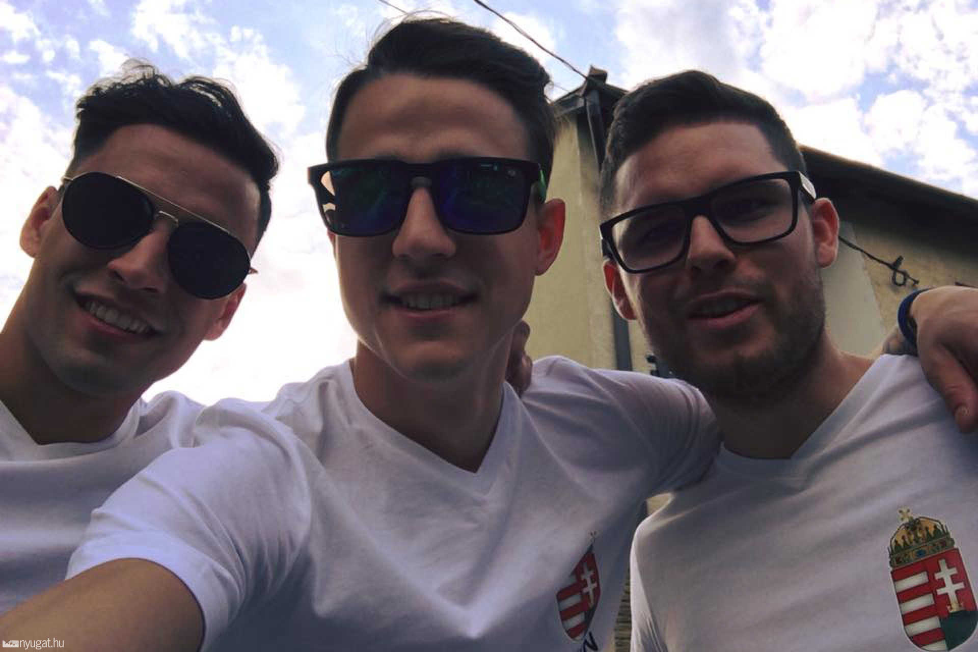 Egy indulás előtti hármas szelfi, csakis magyar címeres pólóban. 