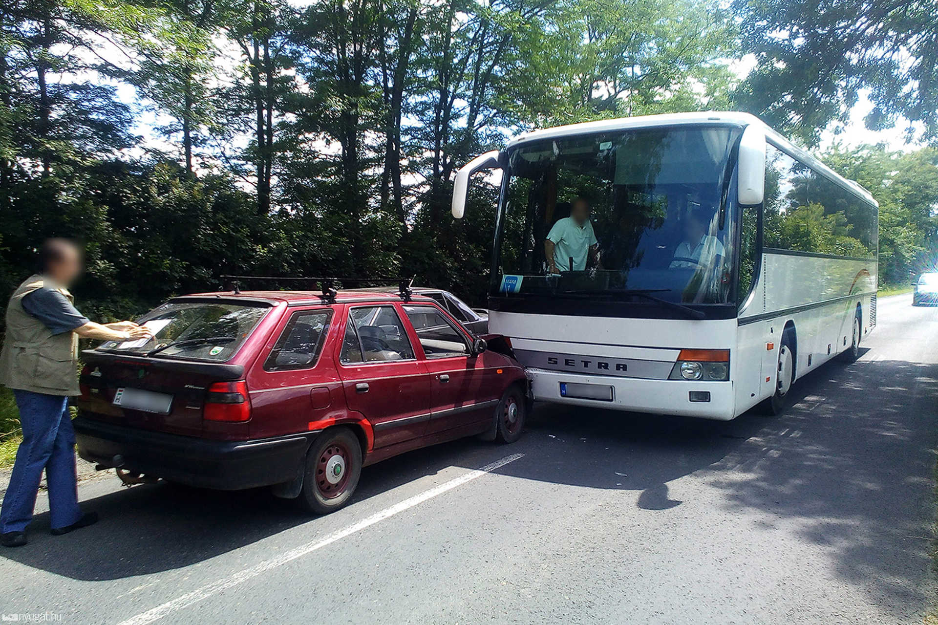 Autbusz ütközött félfrontálisan egy Skodával Szombathelyen