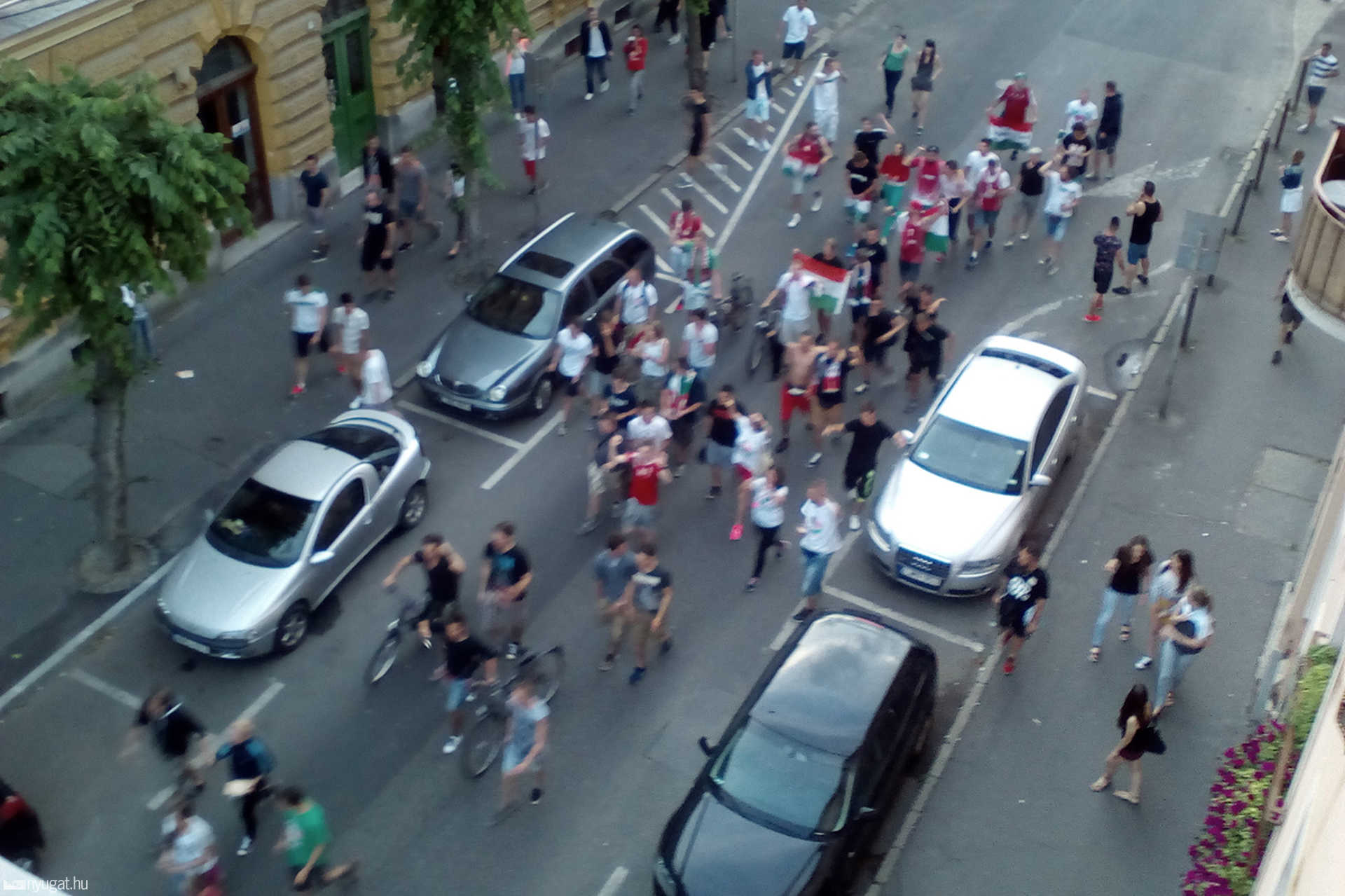 Vonulnak a szurkolók Szombathelyen