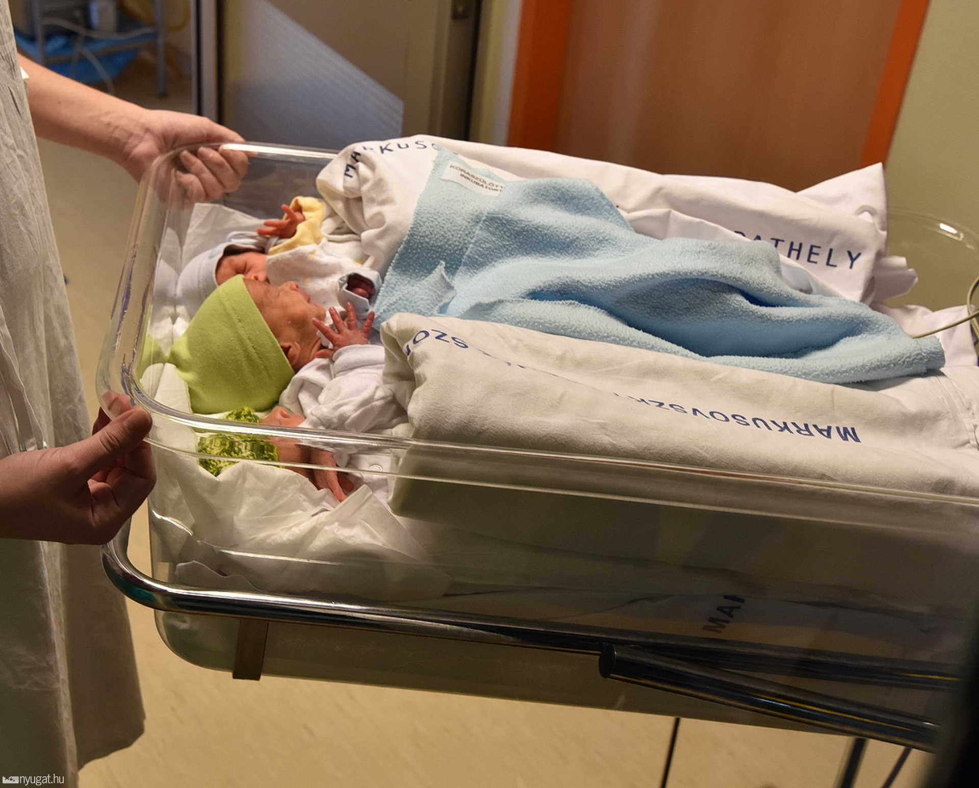Meglátogatta a hármasikreket a megyei rendőrfőkapitány