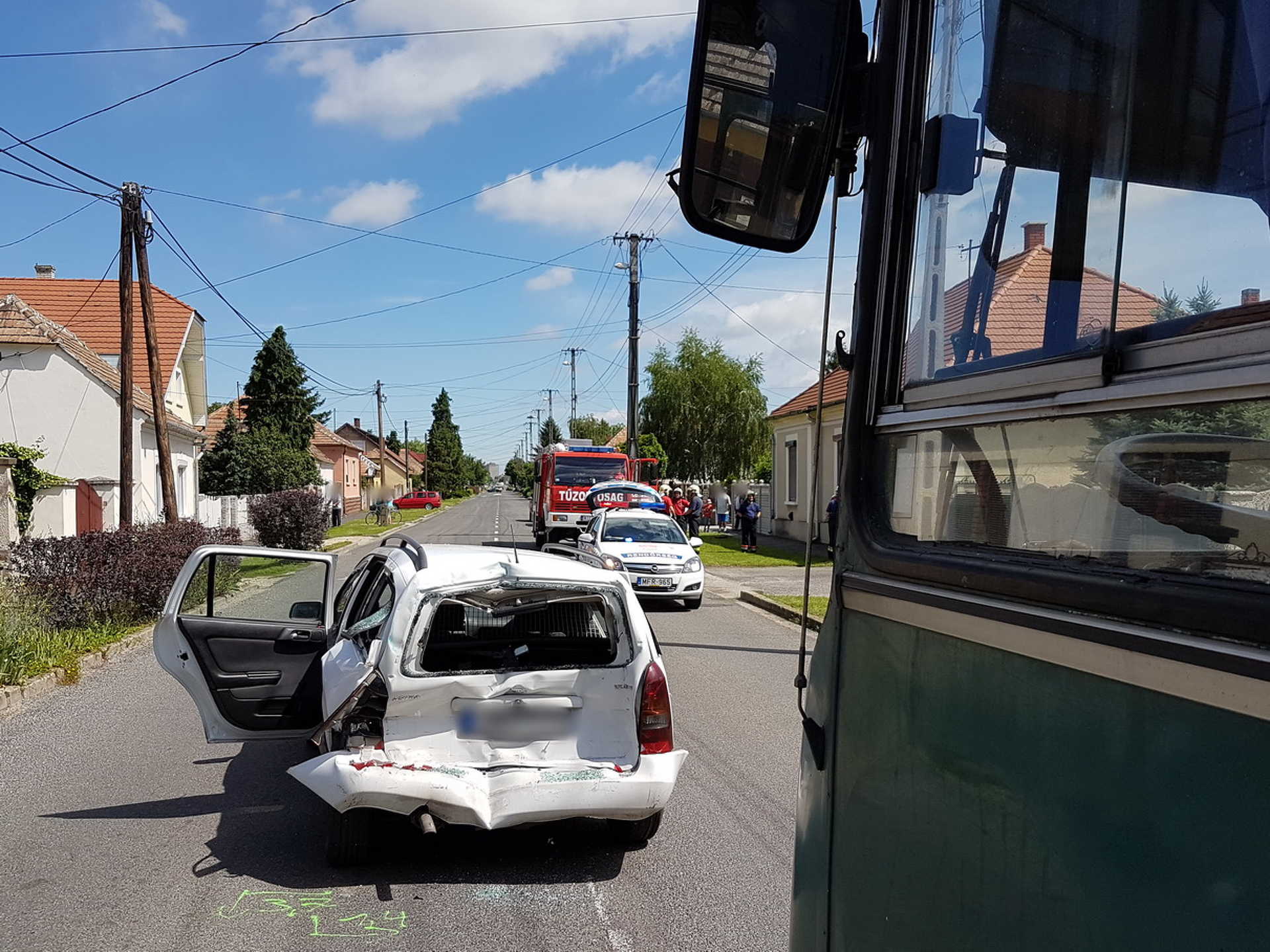 Két autót tört össze egy busz Celldömölkön